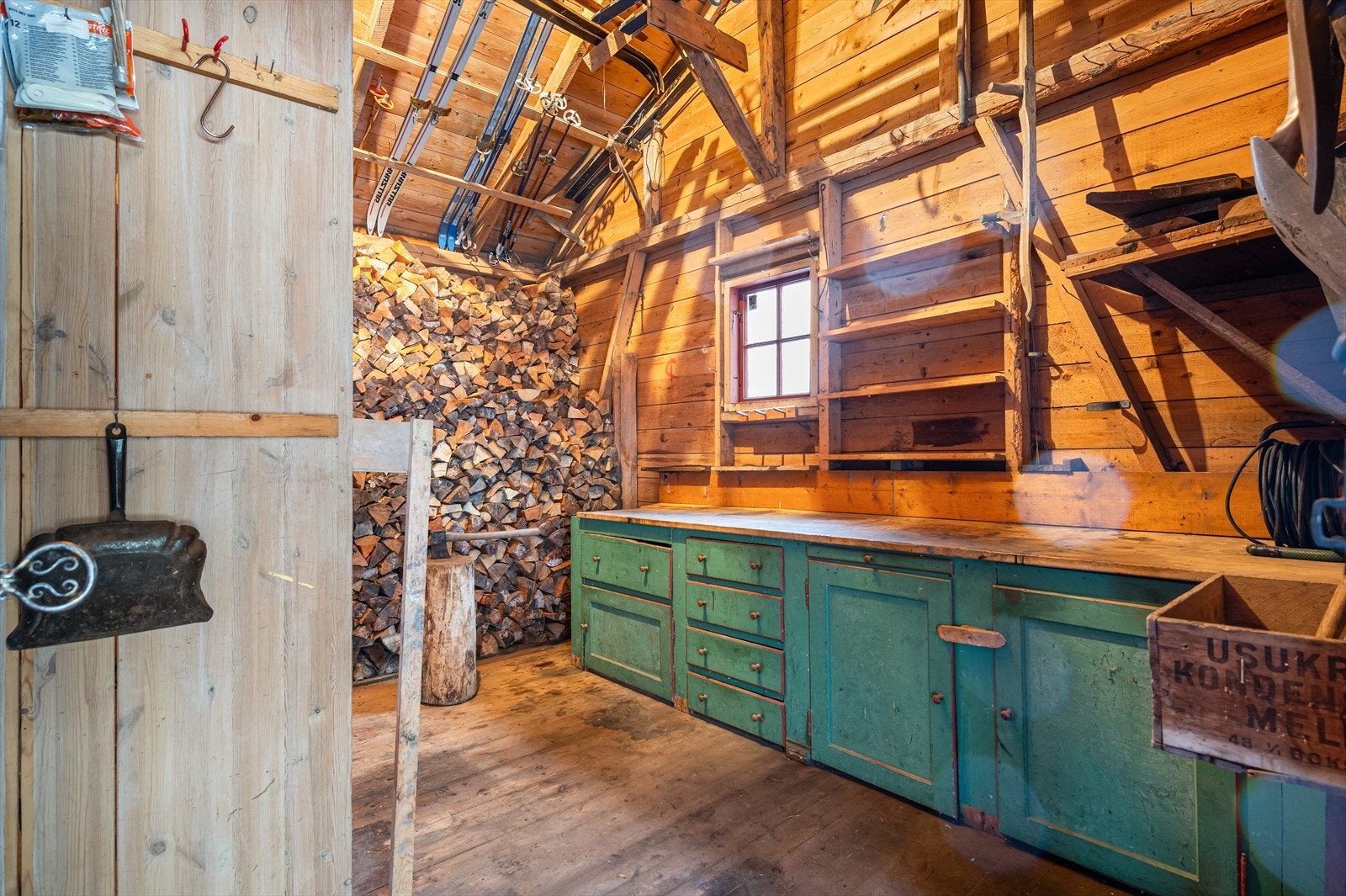 Vedskjulet har god plass for oppbevaring. Galleribilde