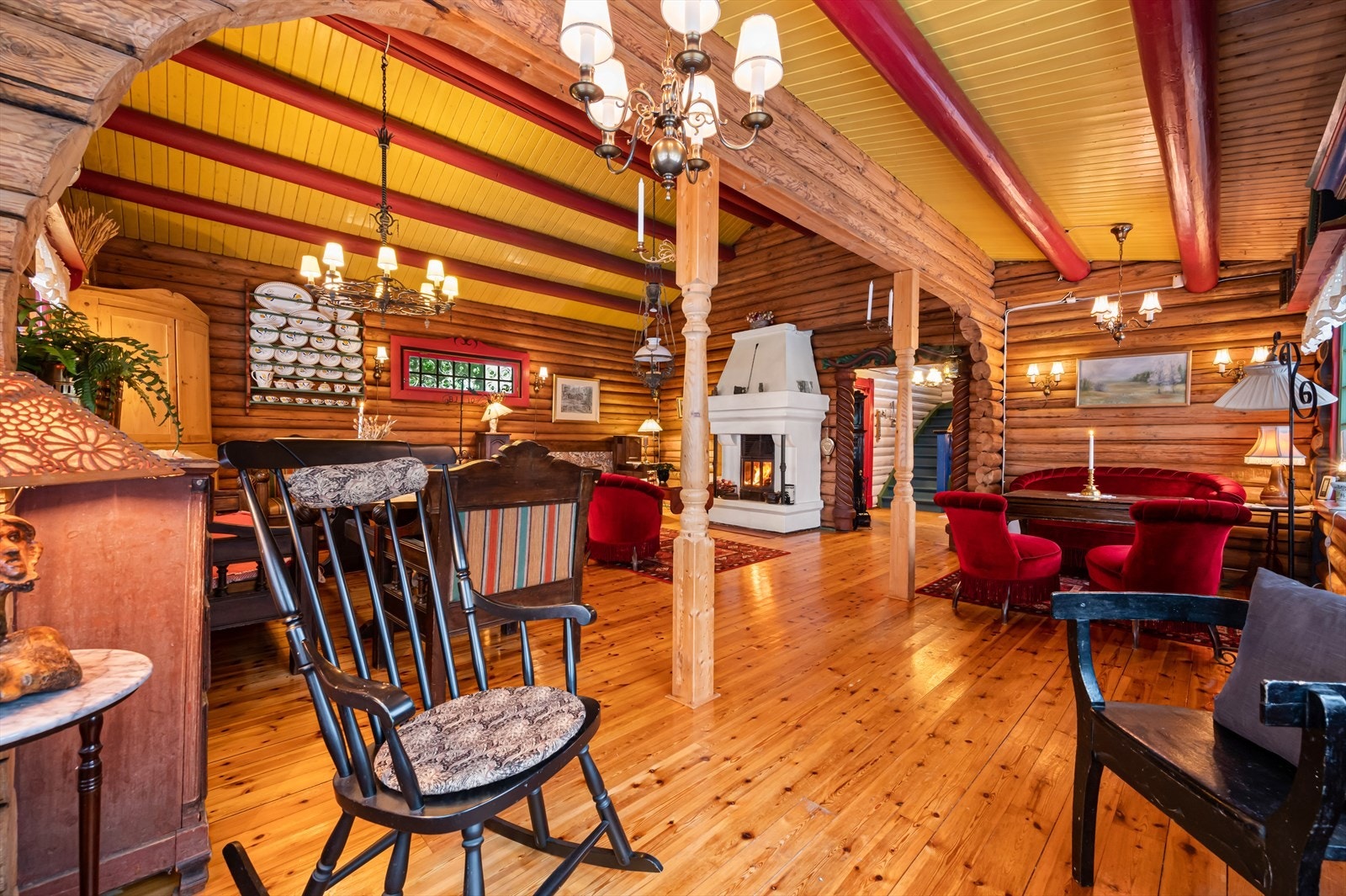 Romslig og meget innbydende stue - selve hjertet i dette unike hjemmet. Galleribilde