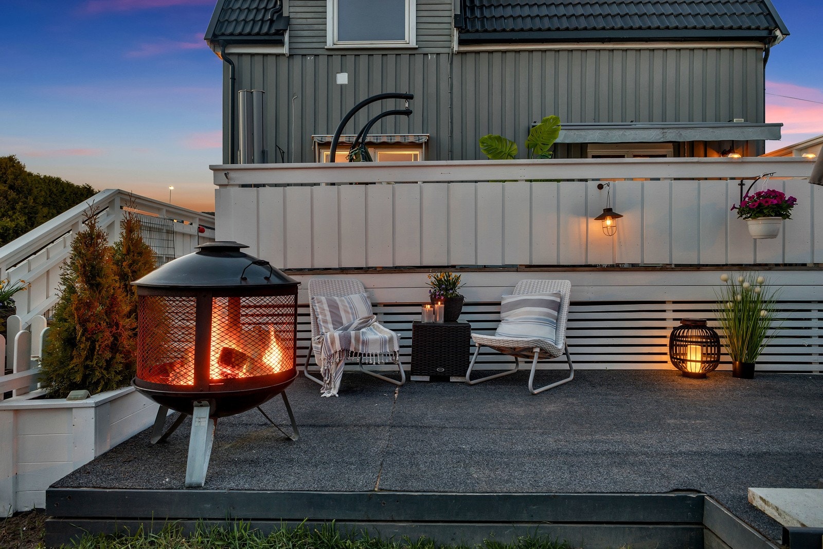 Upåklagelige solforhold nytes til det fulle på en sydvendt terrasse over to nivåer. Galleribilde