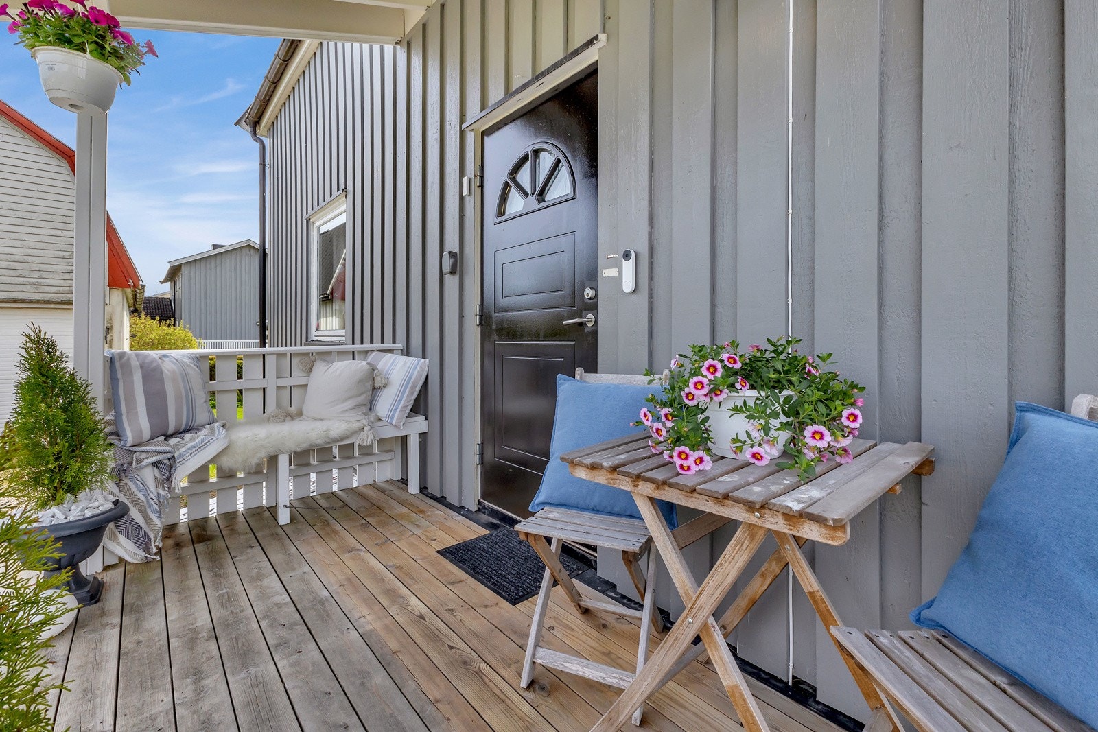 Eneboligen har et overbygd inngangsparti fra 2012 med gruslagt adkomst repos i tre og veggmontert utebelysning. Galleribilde