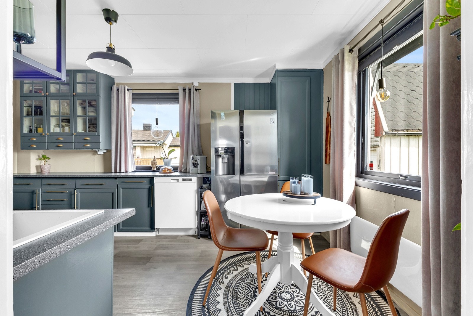 Kjøkkenet har et stilrent og pent design med gode benkeflater og rikelig med oppbevaringsplass. Galleribilde