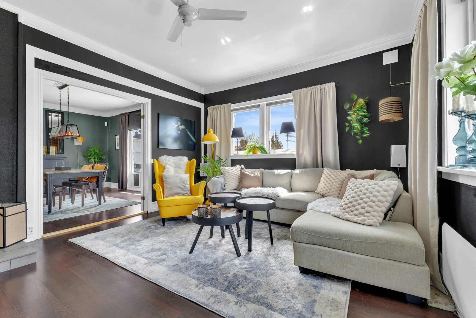 Stuen og spisestuen ligger i dels åpen løsning i første etasje, og sammen skaper de en lun atmosfære med dype, delikate fargevalg og stilfulle detaljer. Galleribilde