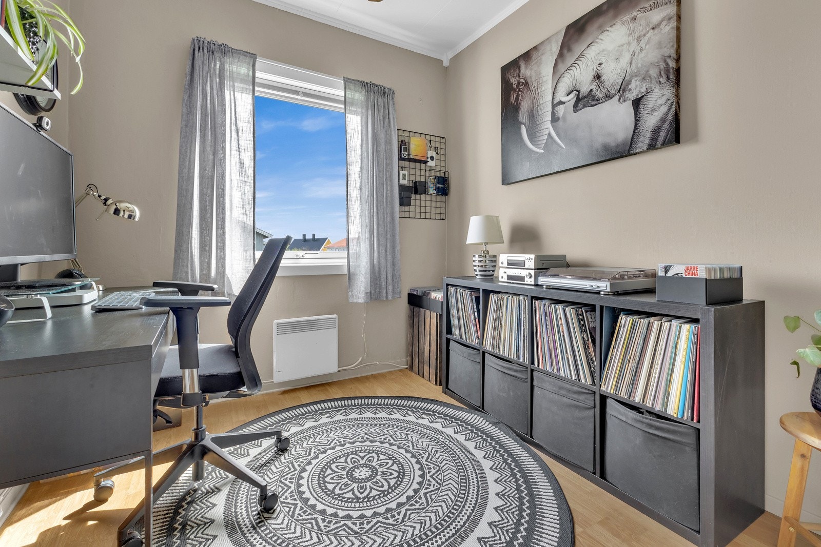 Rom som kan brukes til kontor eller lignende med godt med naturlig lys. Galleribilde