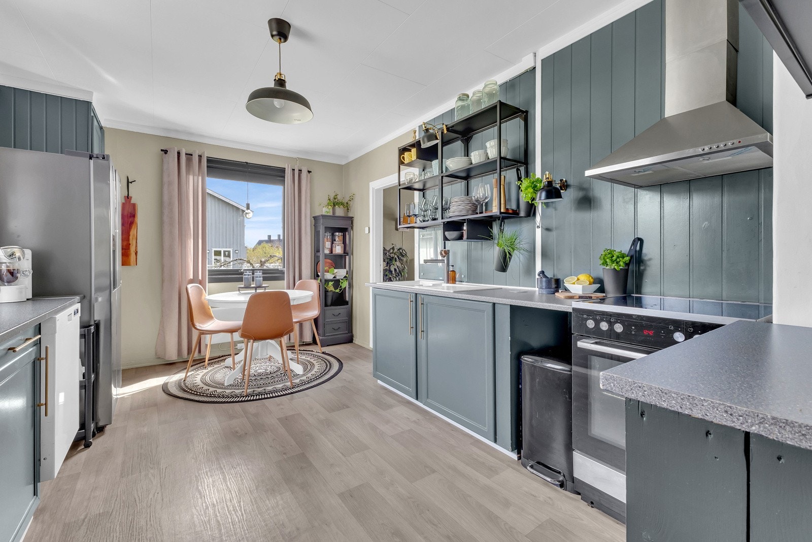 Kjøkkenet er utstyrt med ventilator, benkestikk og benkebelysning, samt opplegg for oppvaskmaskin og nisje og komfyr og side-by-side kjøleskap. Galleribilde