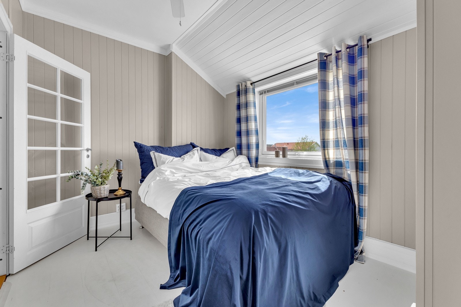 Veggene på soverommene og kontoret er malt i en stilren, beige fargetone Galleribilde