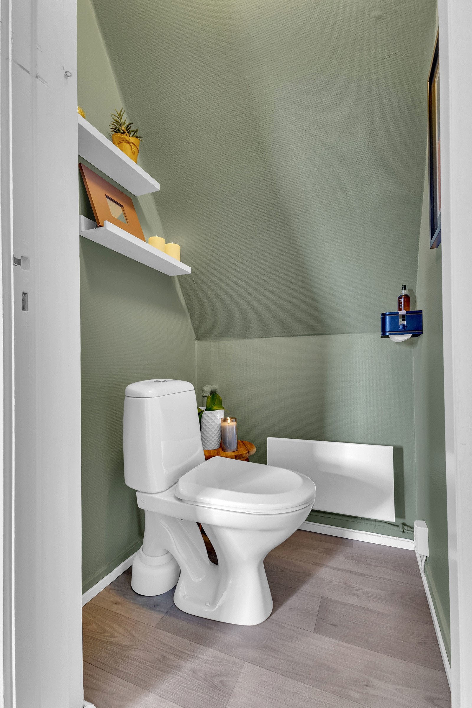Wc-rommet ligger også i andre etasje, og har grønnmalt vegger og lyst belegg på gulv. Galleribilde