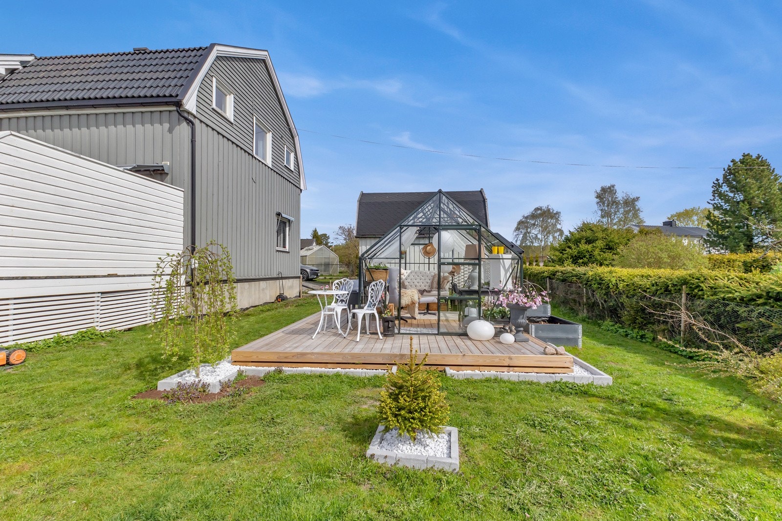 I den østvendte delen av hagen er det etablert et drivhus. Galleribilde