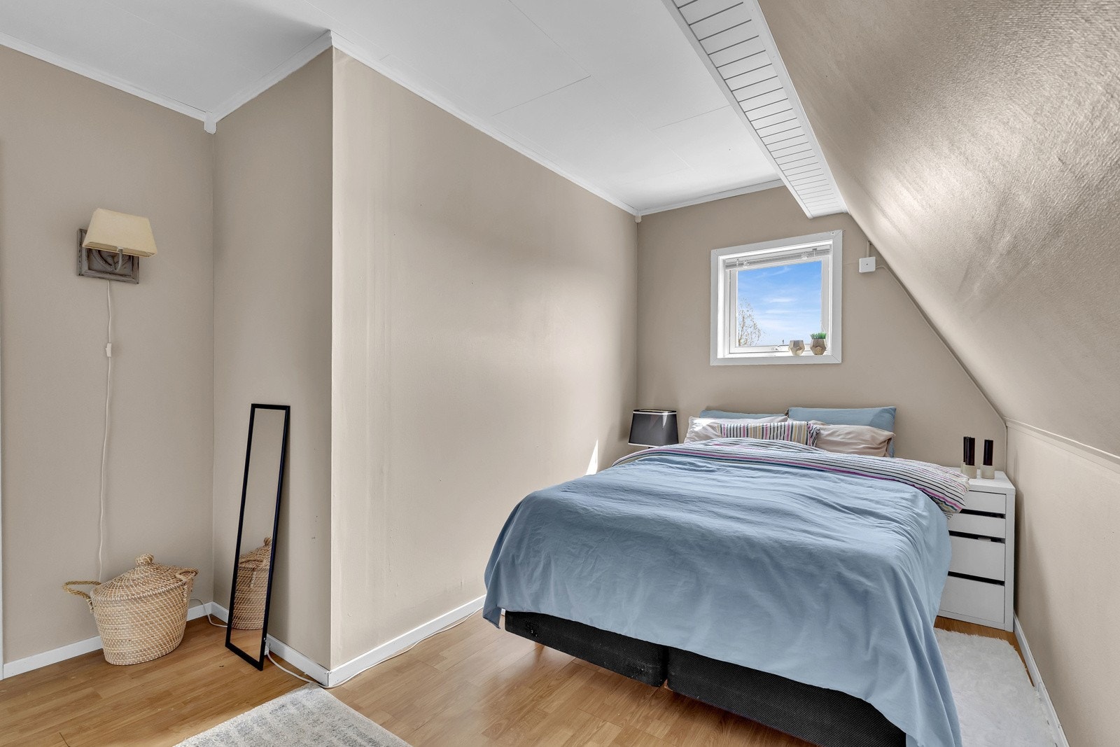 Begge soverommene har egen garderobeløsning. Galleribilde