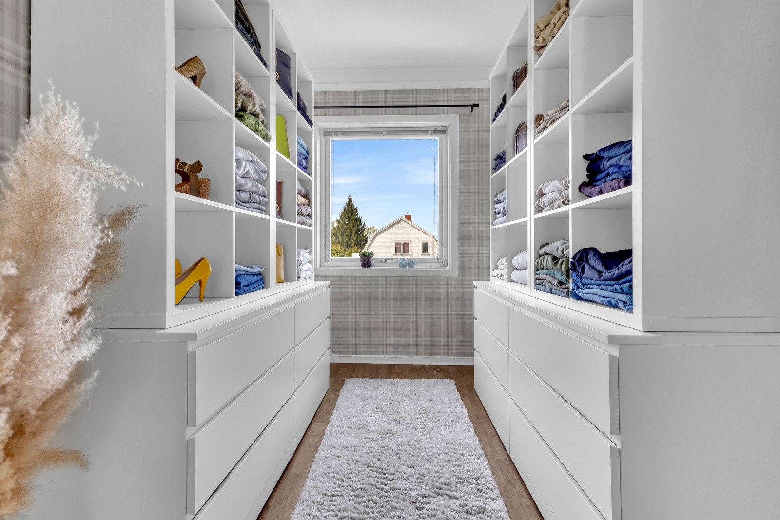 Eget garderoberom mellom gang og soverom. Galleribilde