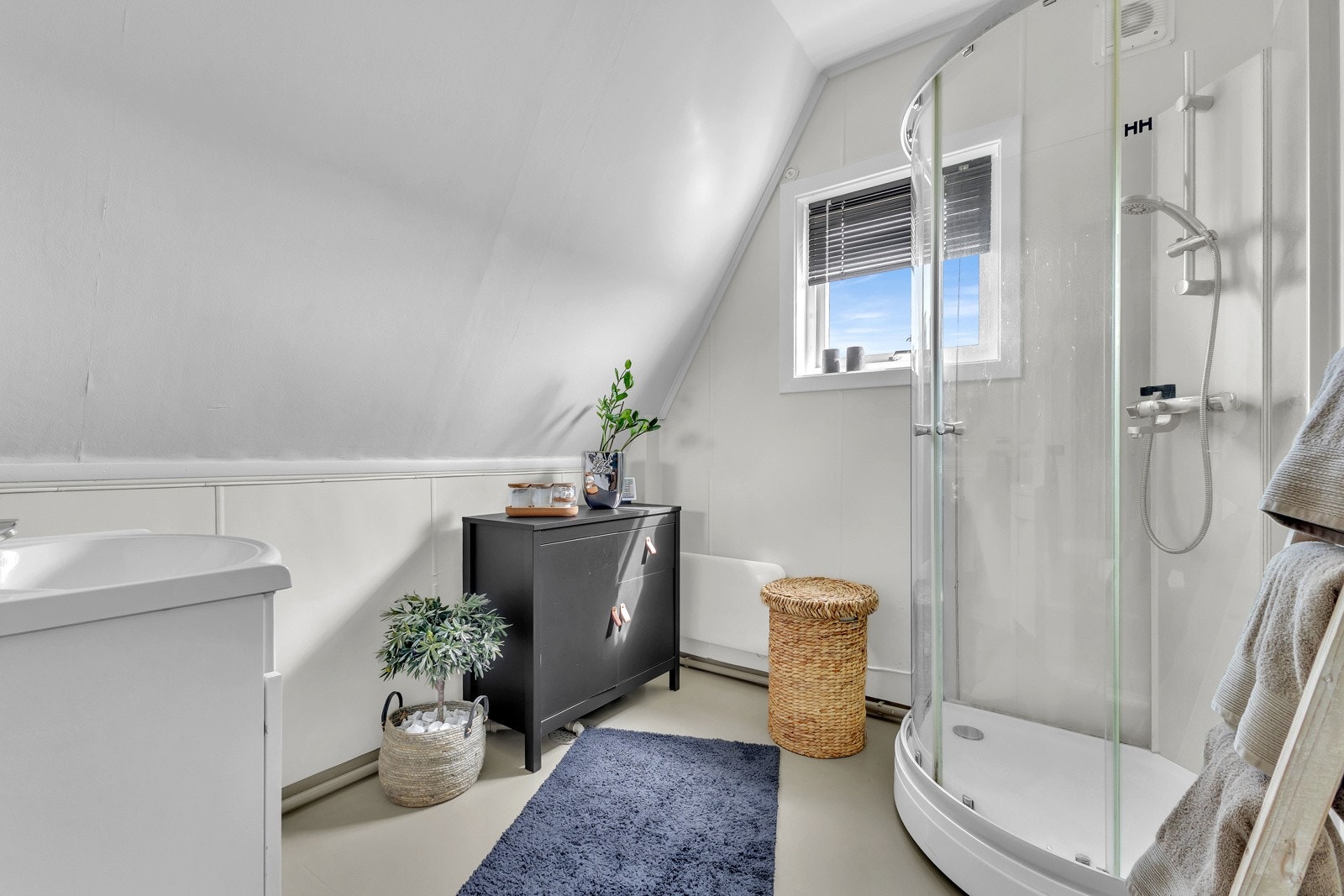 Badet ligger i andre etasje, og har lysbeige vegger og grått belegg på gulv med sluk. Galleribilde