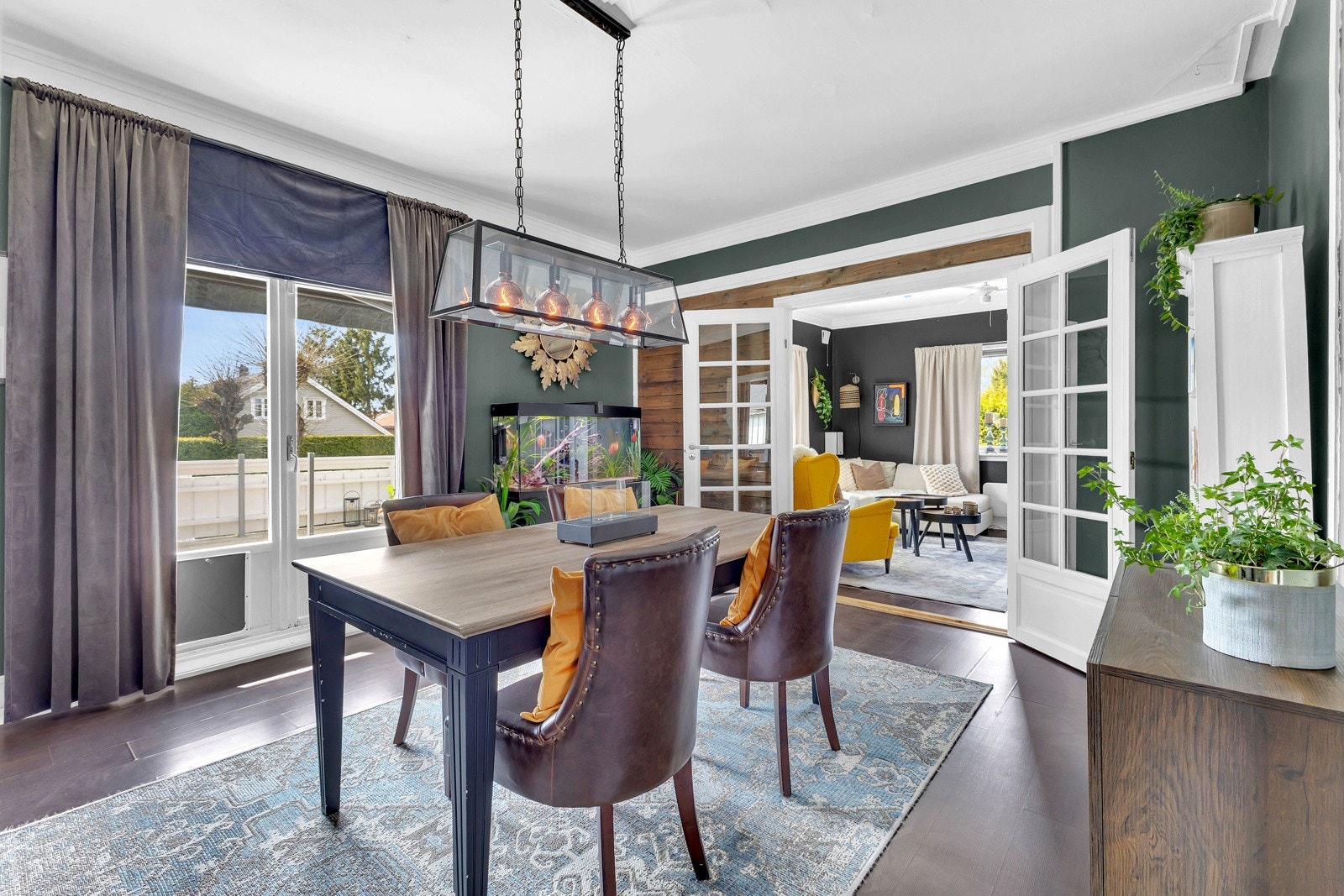 Det er god plass til å samle familie og gjester til hyggelige måltider, og spisestuen har utgang til en stor, solrik terrasse med utmerket møbleringsfrihet. Galleribilde