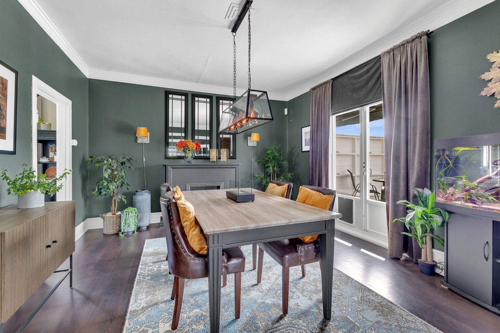 Veggene i spisestuen er malt i en delikat grønntone som står godt til det mørke laminatgulvet, og i en beiset panelvegg inn mot stuen er det en tofløyet, hvit dør med glassfelter. Galleribilde