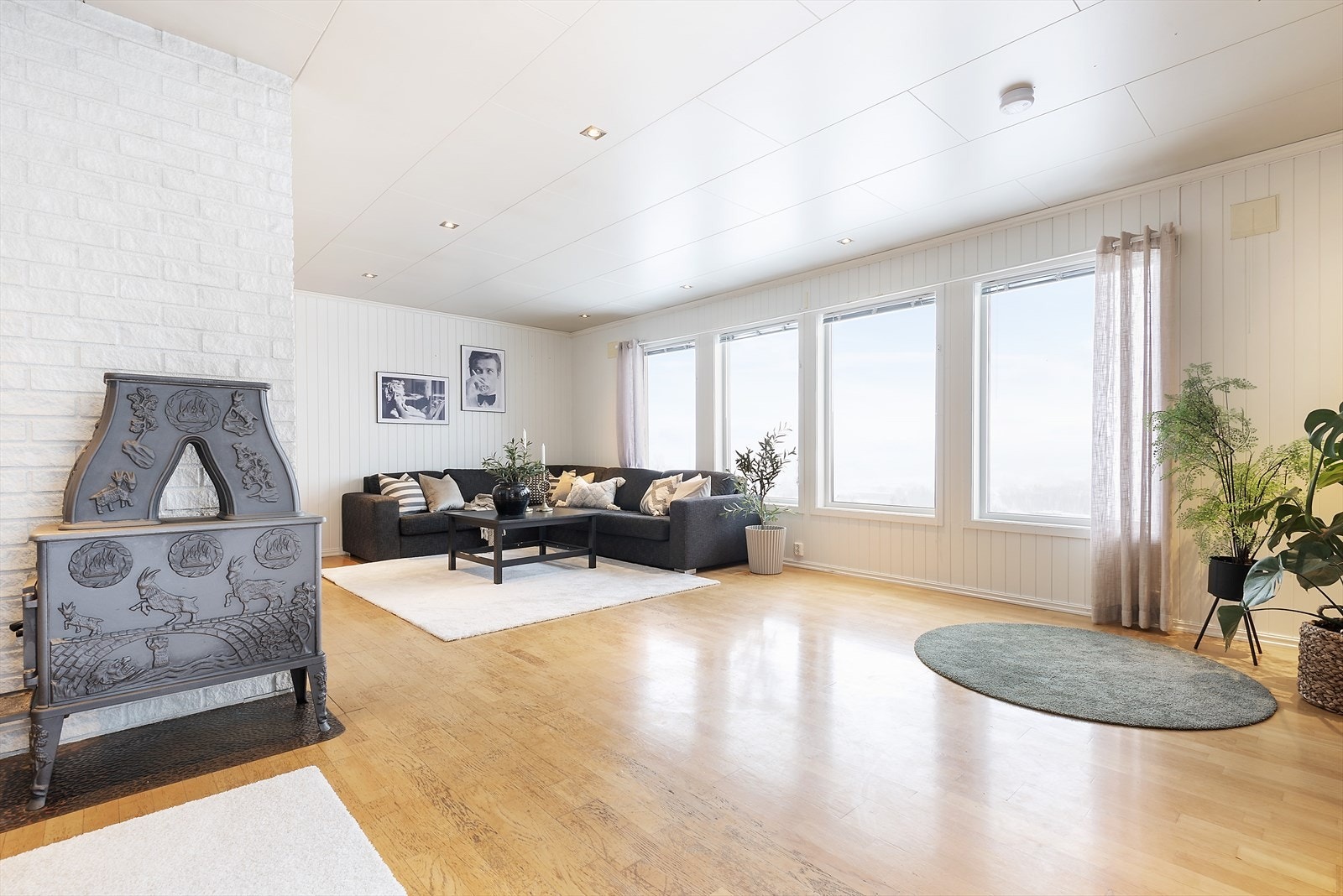 Vedfyring i stuen. Galleribilde