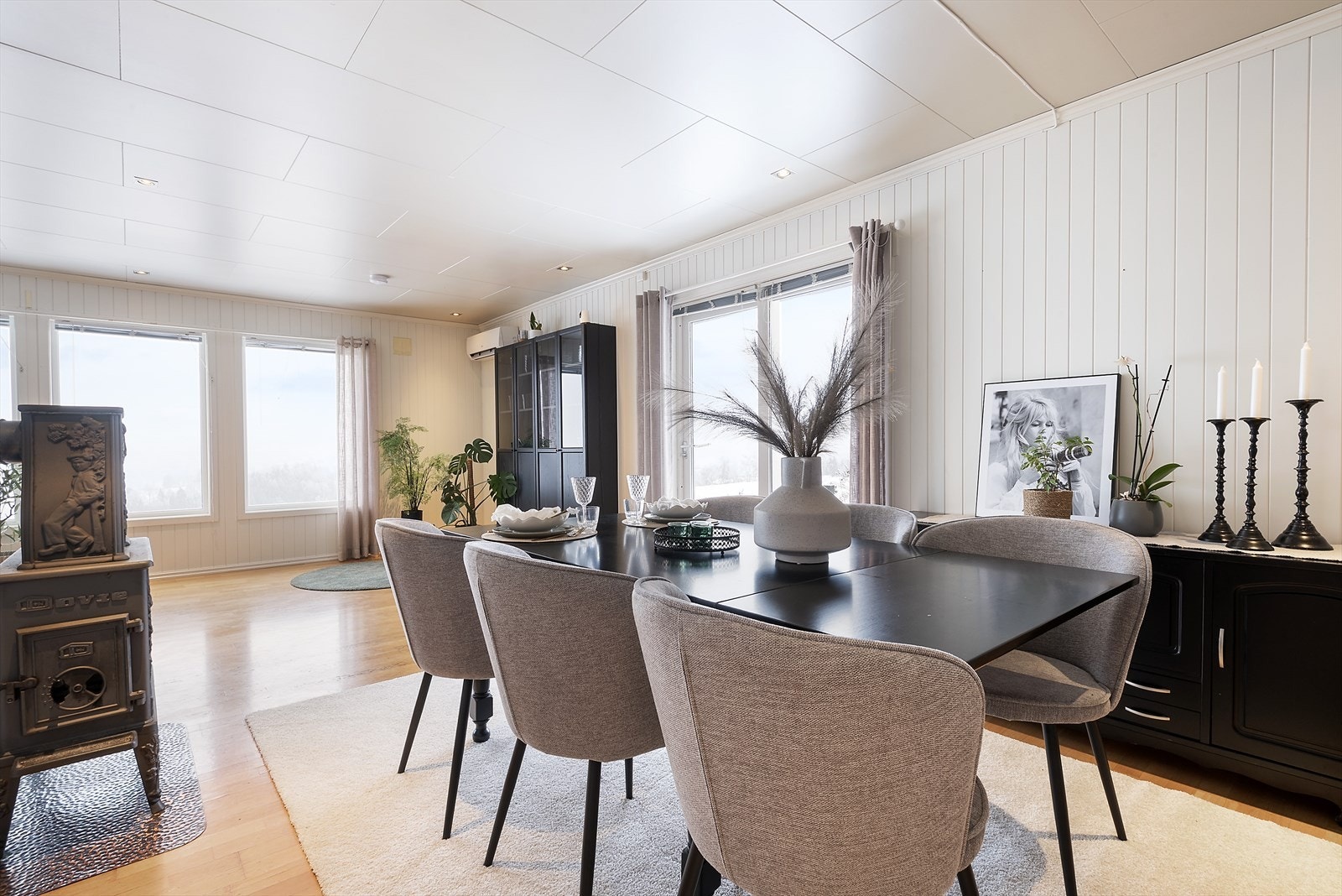 Fin plass til spisestuemøblement i stuen. Galleribilde