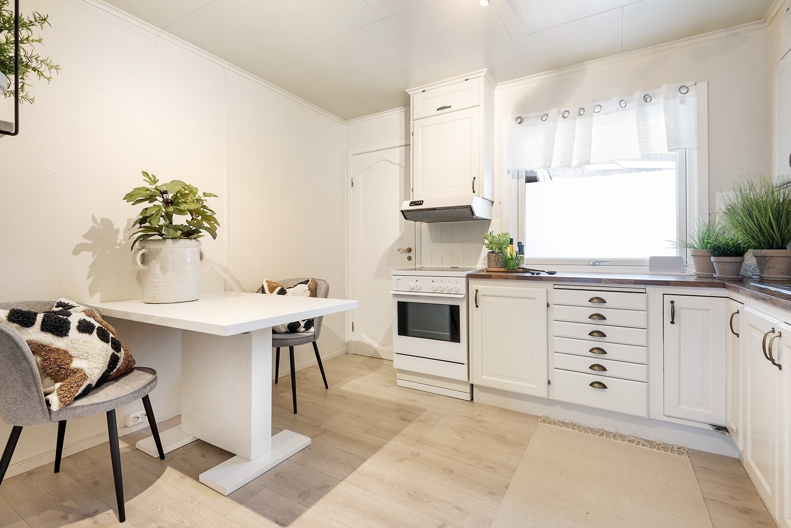 Lyst kjøkken med plass til spisebord. Galleribilde