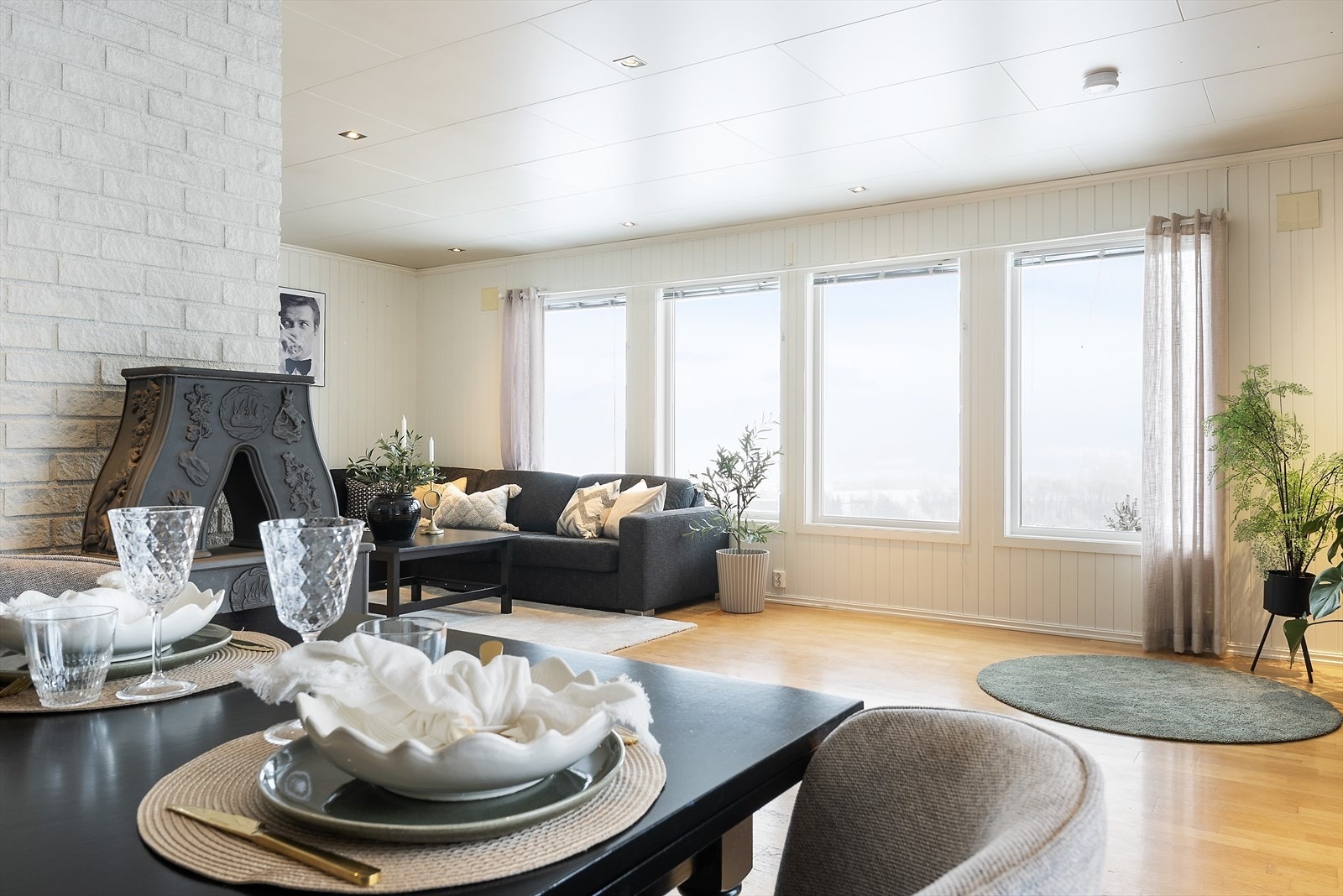 Plass til både spisebord og sofagruppe i stuen. Galleribilde