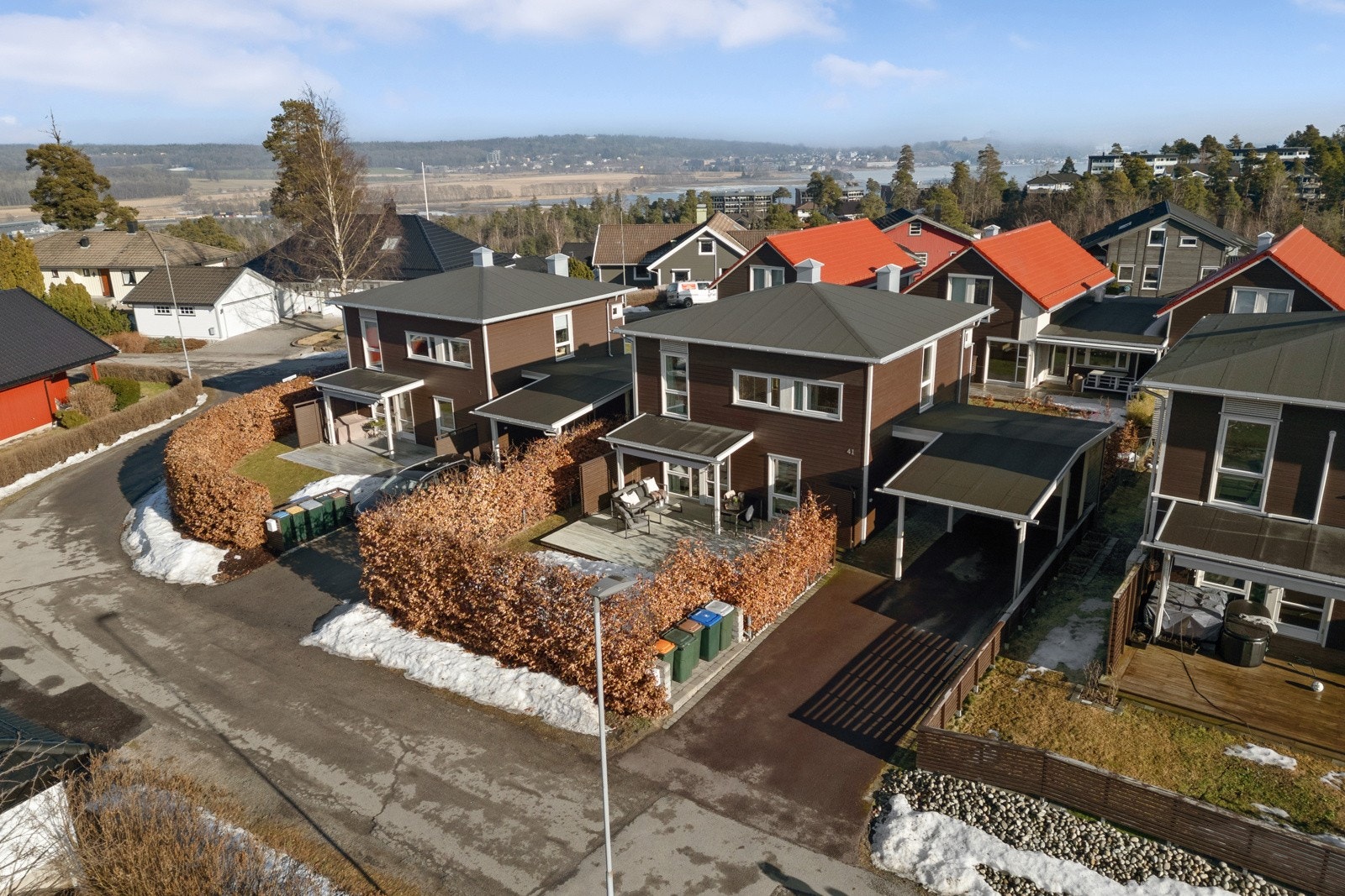 Eneboligen ble oppført i 2015 og ligger i et barnevennlig boligfelt, omkranset av skog og fine turområder. Galleribilde