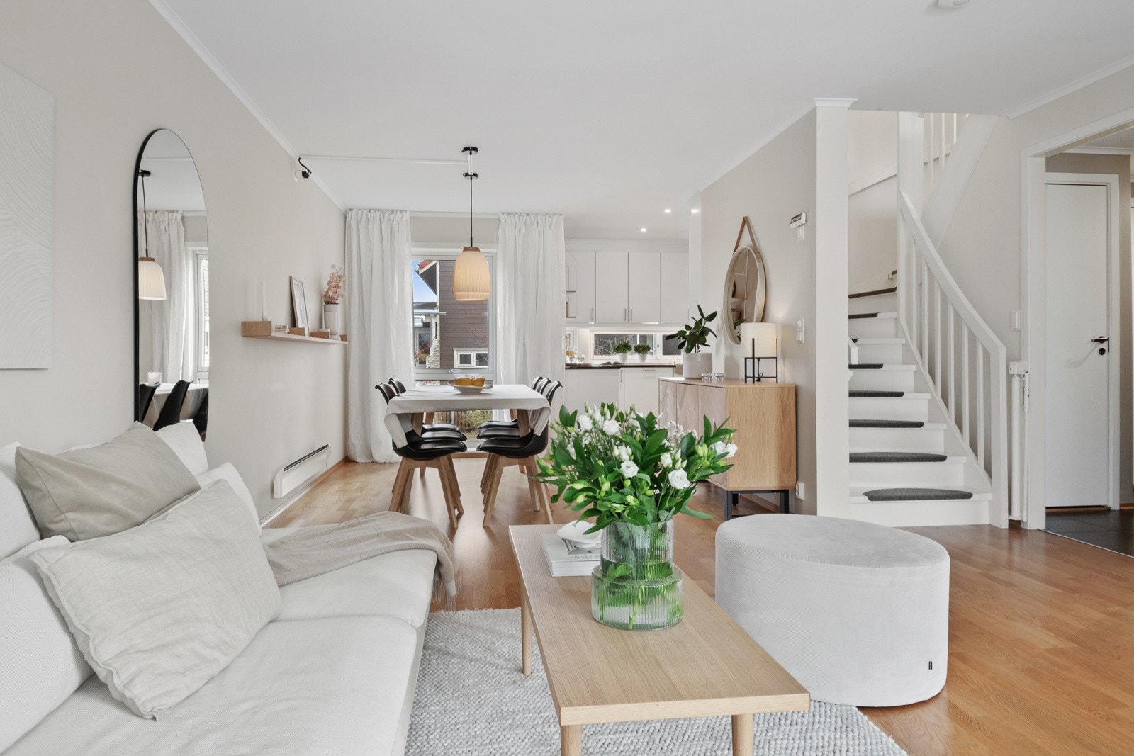 Det store arealet lar seg enkelt møblere i tre soner med naturlig plass for spisestue nærmest kjøkkenet. Galleribilde