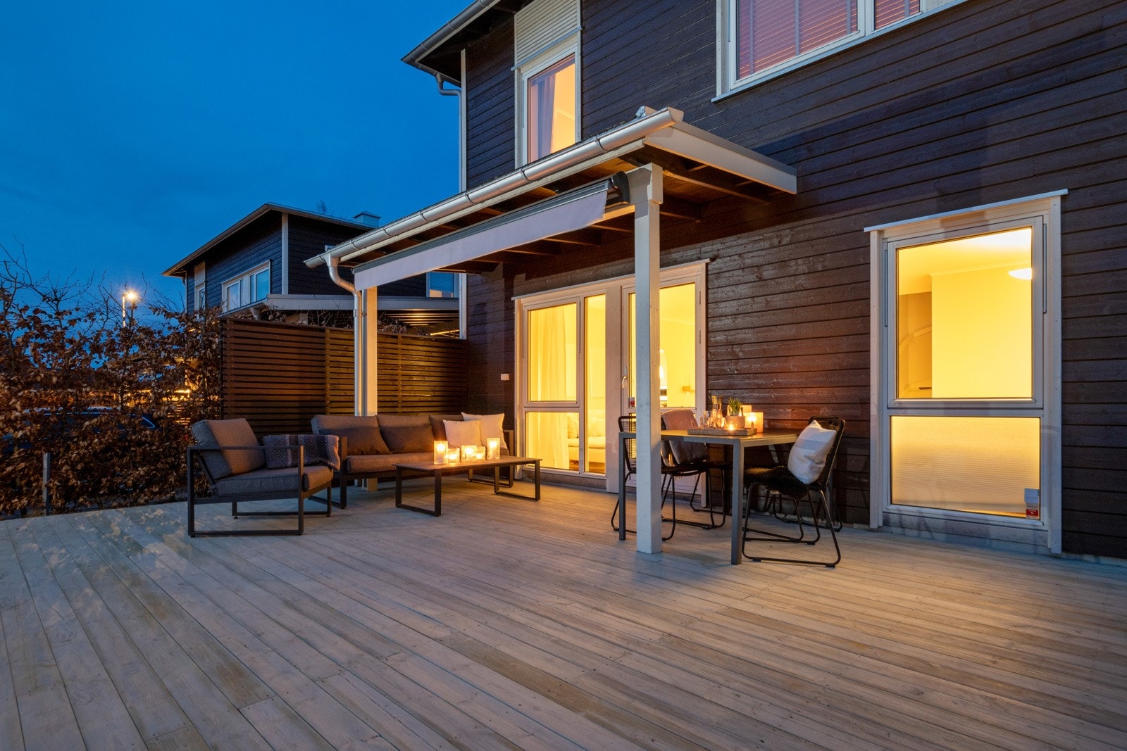 Boligen har en stor, usjenert terrasse med masse sol. Galleribilde