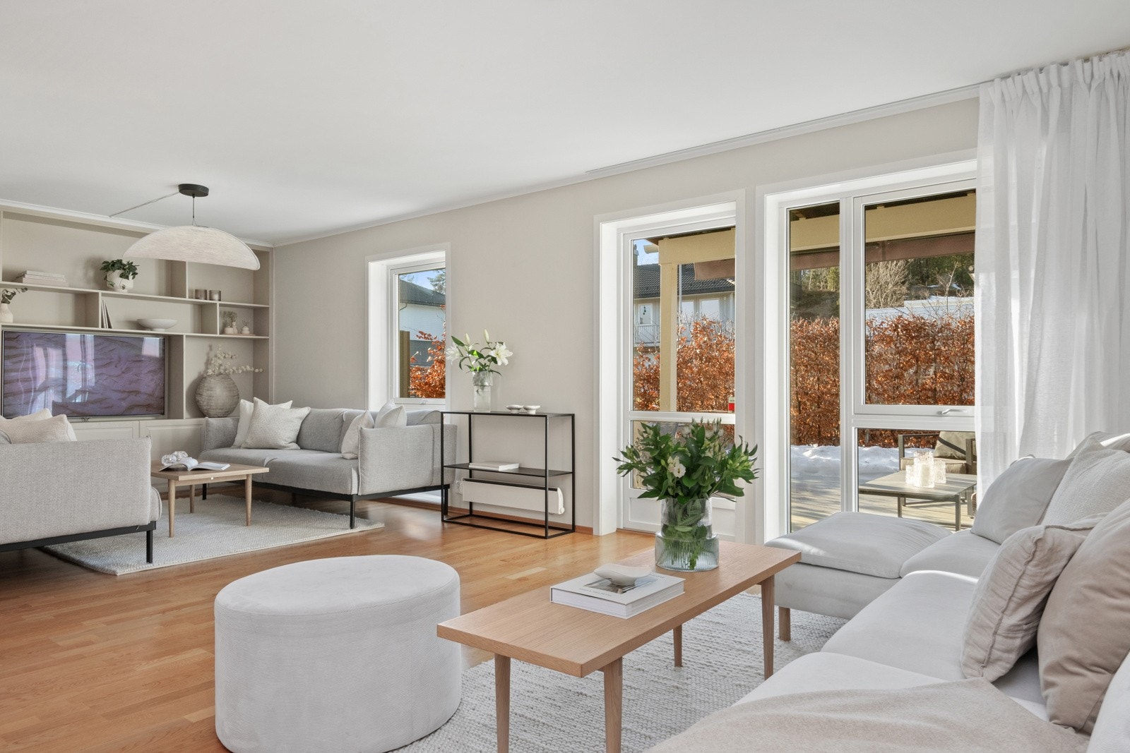 Fra stuesonen er det utgang til en vestvendt terrasse og hage som ligger godt skjermet av frodig hekk. Galleribilde