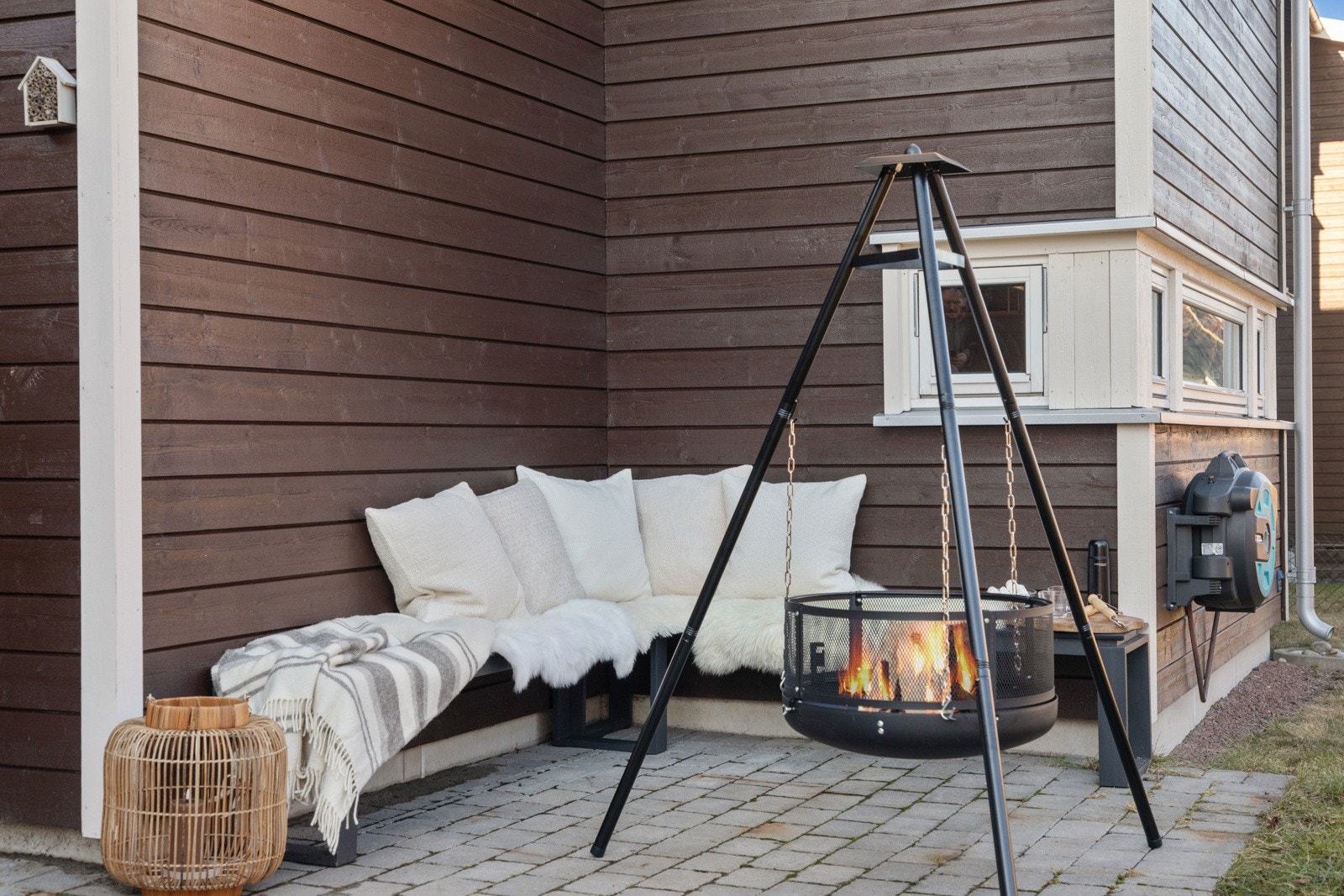 Det er også lagt belegningsstein i gangfelt ved inngangspartiet, som ligger godt skjermet av carporten. Galleribilde