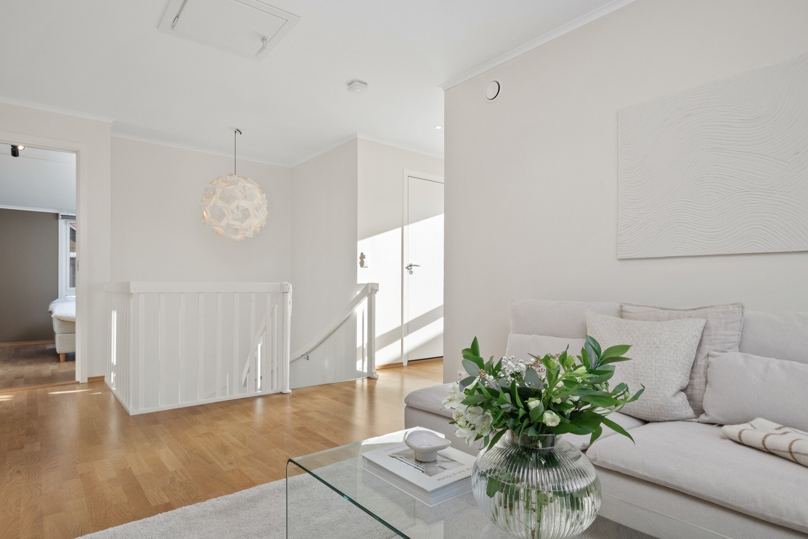 Stuen i andre etasje fungerer som et sosialt knutepunkt mellom soverommene og har god plass til sofa og tv-løsning. Galleribilde