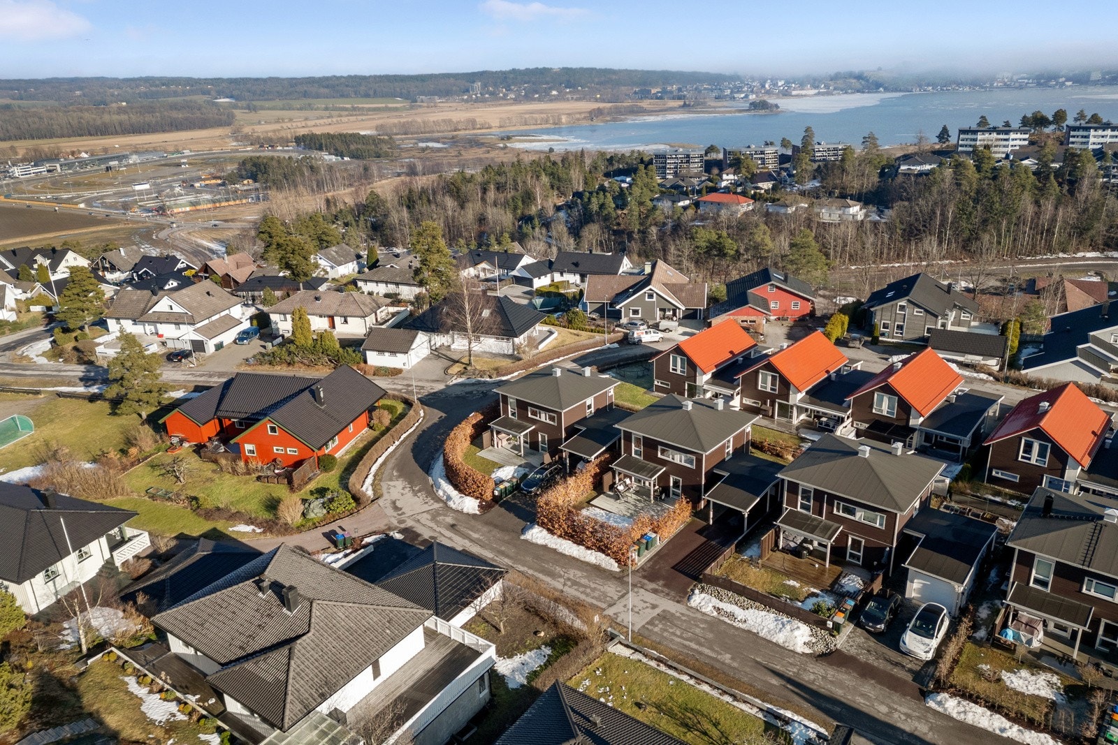 Vear ligger mellom Akersvannet i vest og Vestfjorden i øst, og har flere fine turområder i kort avstand. Galleribilde