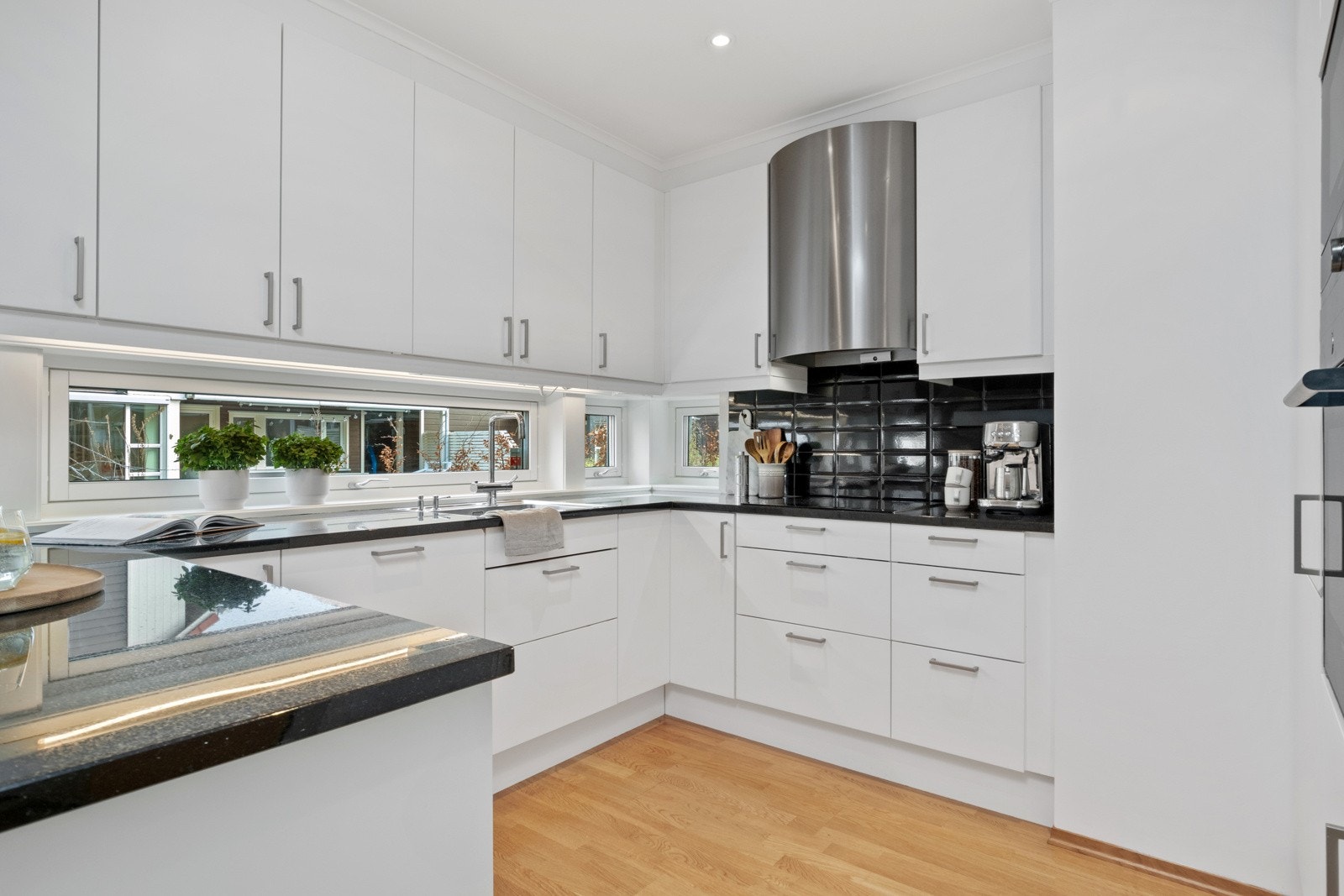 Innredningen er plassert langs fire sider med takoppforede høyskap og veggskap. Galleribilde