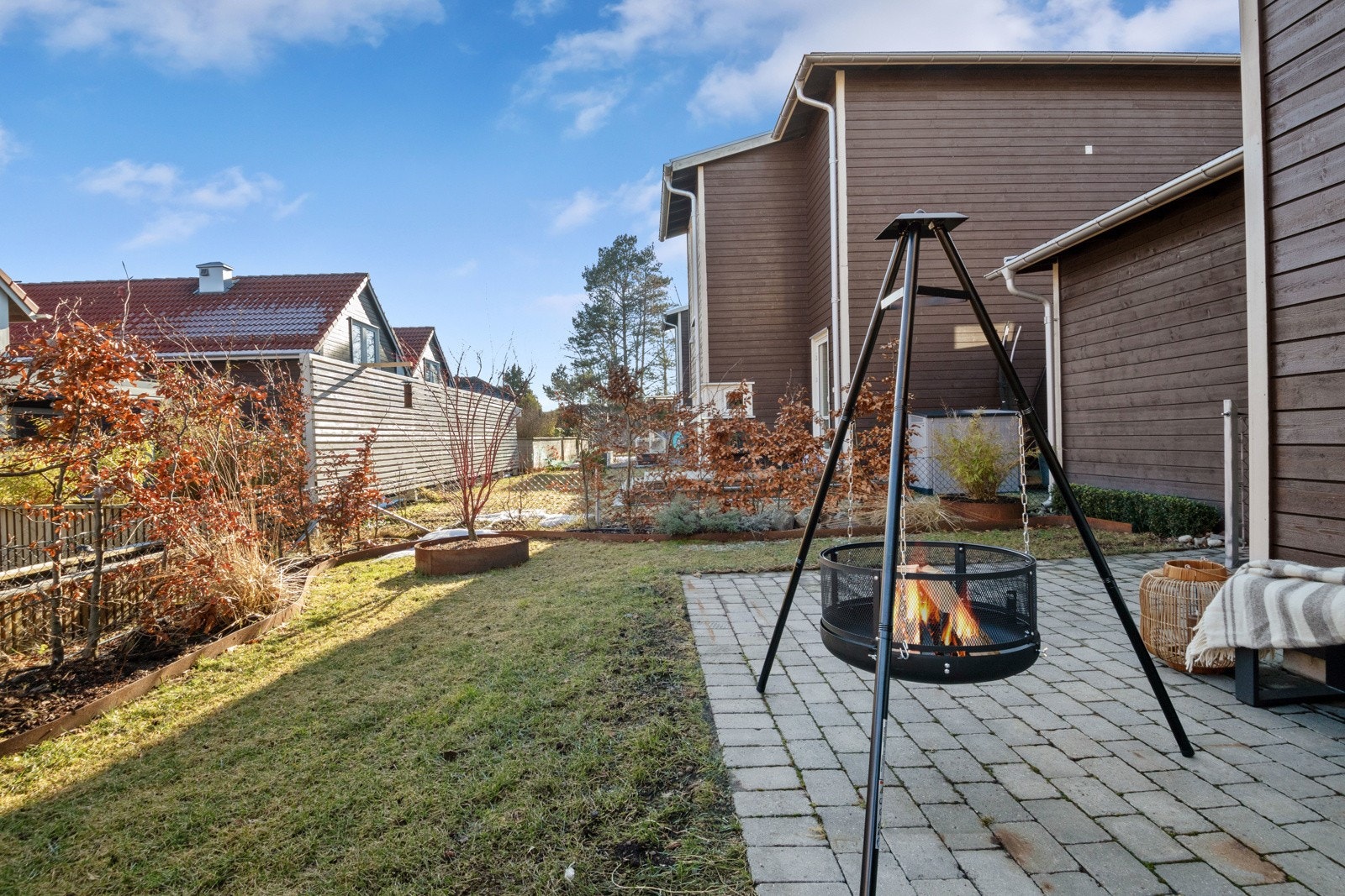 Hagen omkranses av frodig hekk, har plenareal og en stor markterrasse på ca. 32 kvm med adkomst fra stuen. Galleribilde