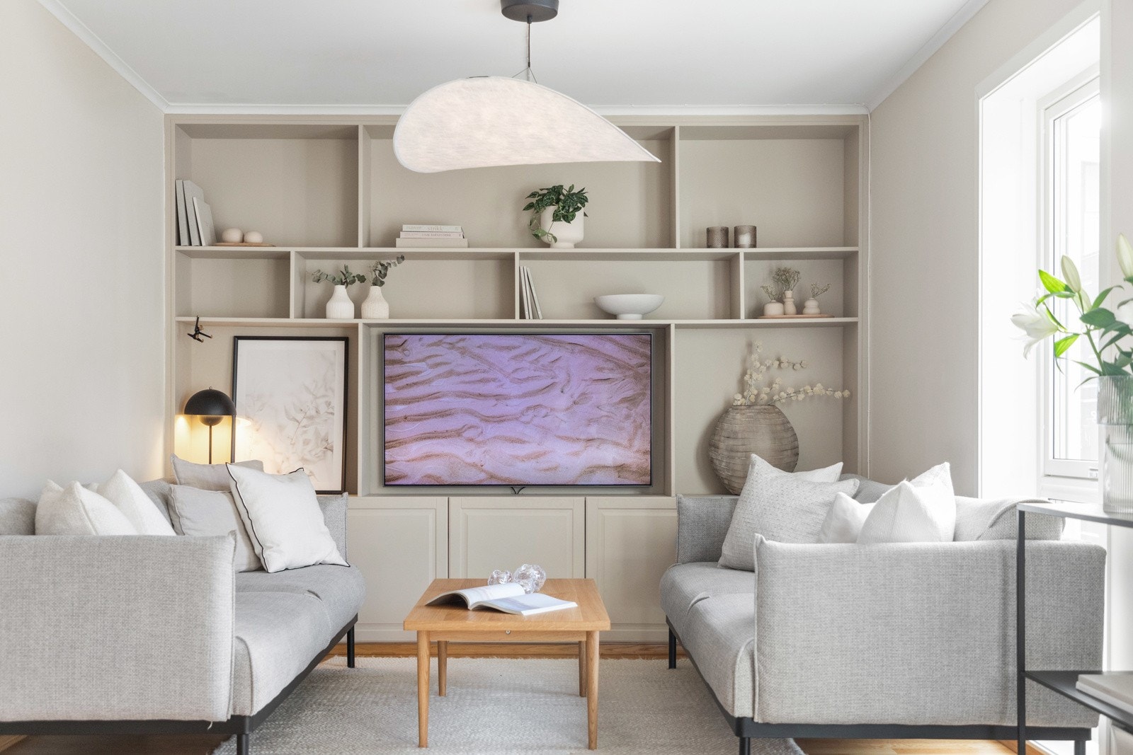 Stuen er lys og luftig med åpen løsning til et tilbaketrukket kjøkkenet og gjennomlys fra gode vindusflater som går helt ned til gulvet. Galleribilde