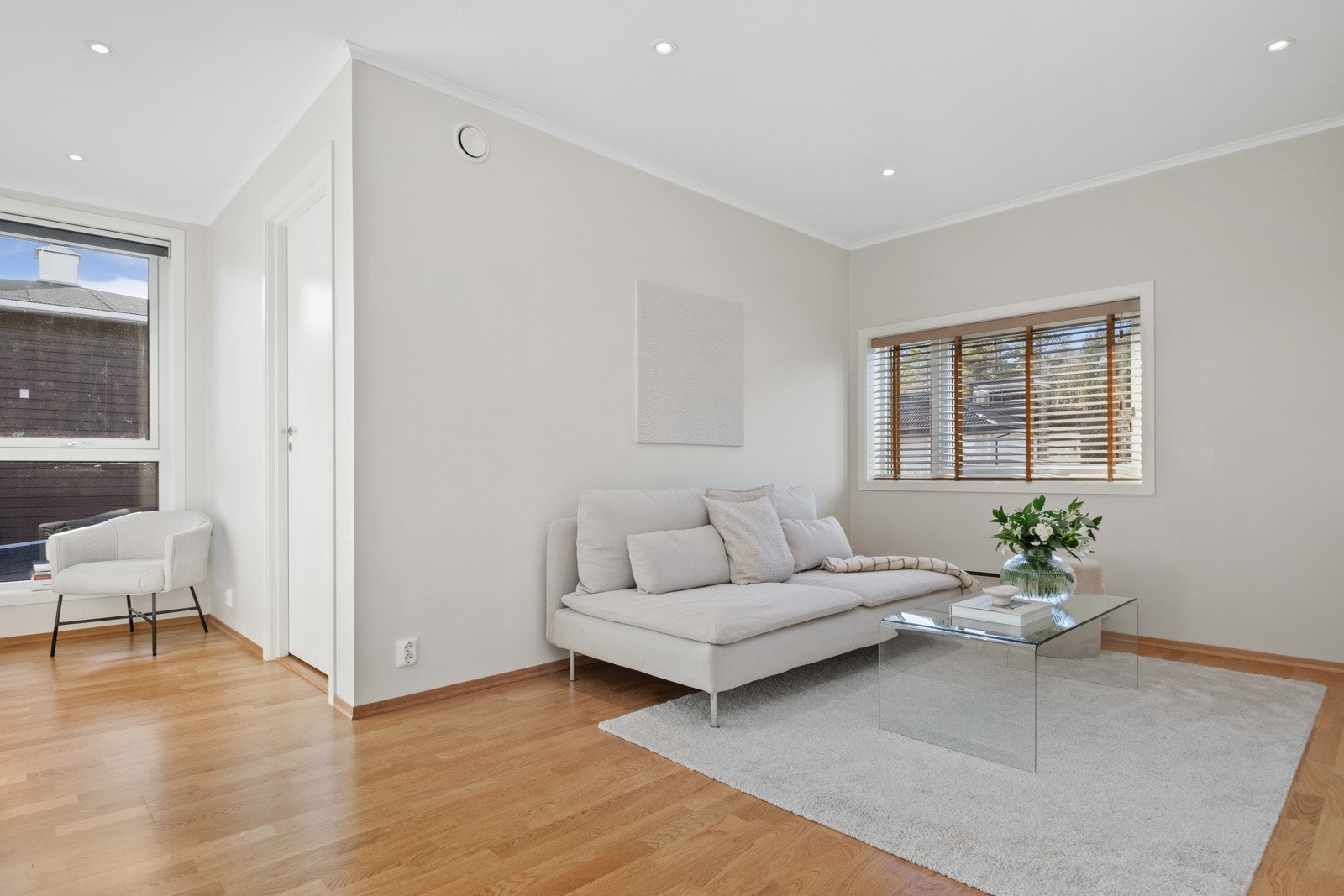 Stuen har nyere downlights i taket, parkettgulv, lysmalte, glatte veggflater og vinduer på to sider. Galleribilde