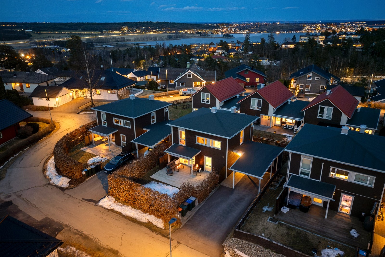 Eiendommen ligger på Vear i Tønsberg kommune, og har en av tettstedets beste beliggenheter med en kombinasjon av fredelige omgivelser og nærhet til alle nødvendige fasiliteter. Galleribilde
