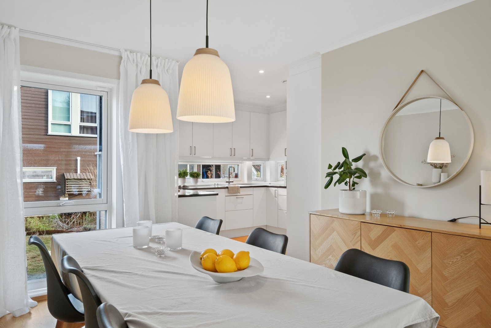 Kjøkkenet ligger godt tilbaketrukket, men i en sosial, åpen løsning med stuen. Galleribilde