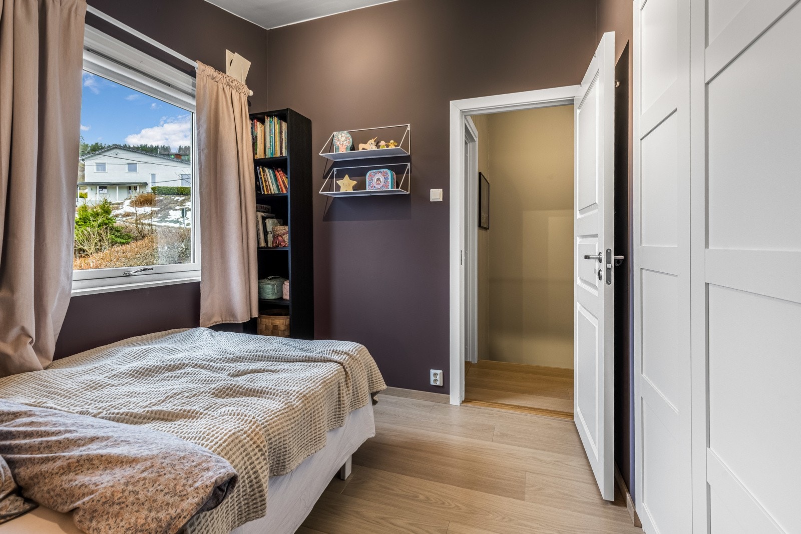 Det er etablert garderobe og du får fint plass til skrivebord eller annet ønsket inventar. Galleribilde