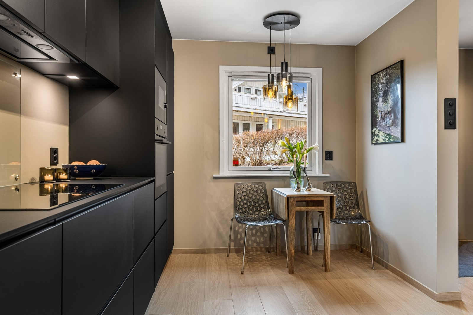 Morgensolen titter inn kjøkkenvinduet hvor du får plass til spisegruppe. Galleribilde