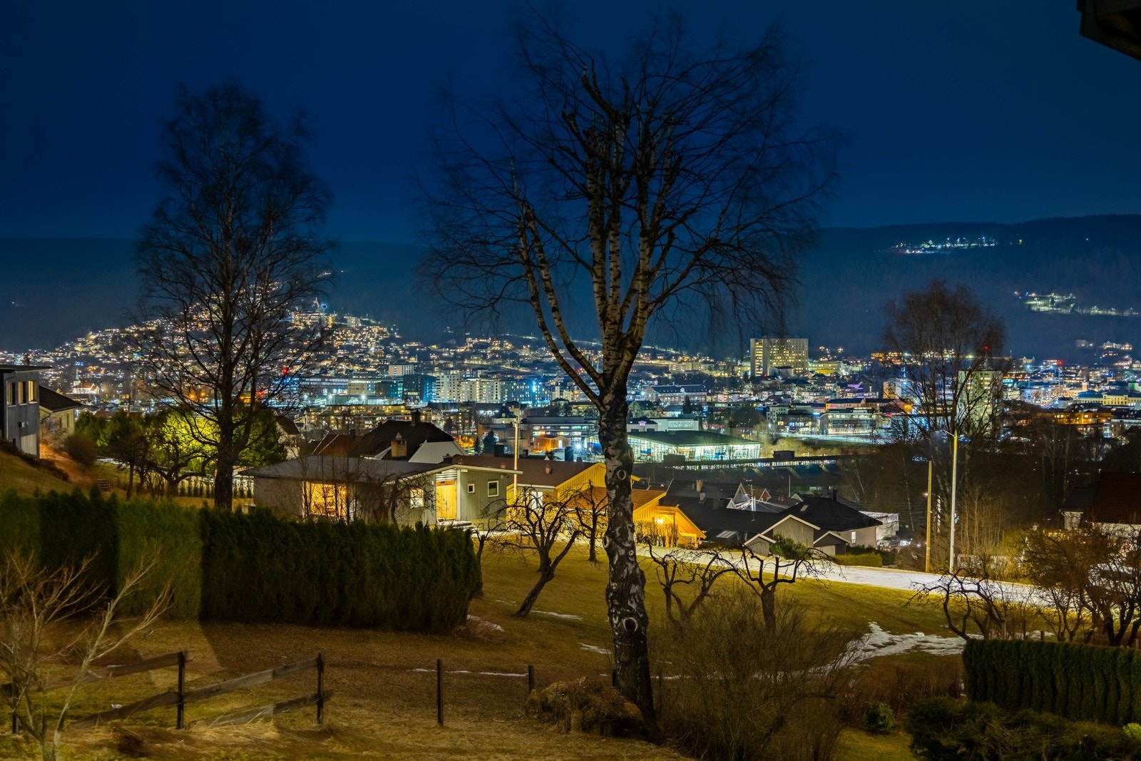 Fra terrassen og hagen er det flott utsikt mot sentrum. Galleribilde