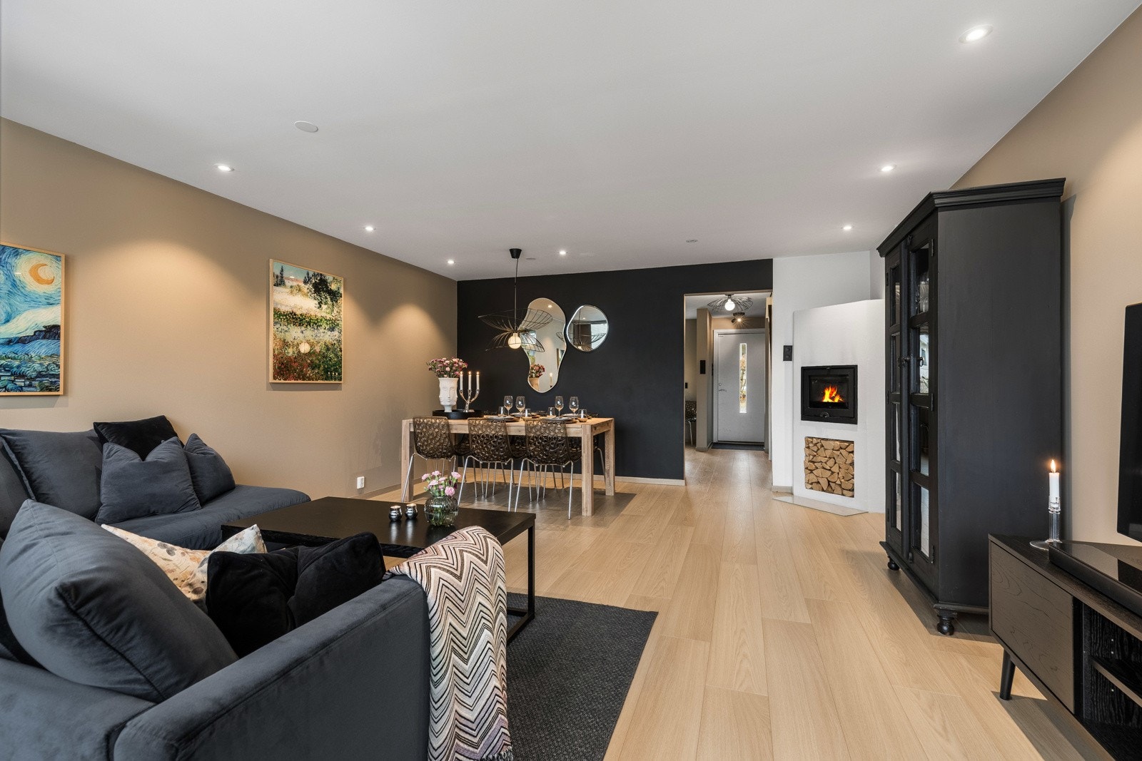 Veggene er malt opp i beige og dyp mørk blå, det er downlights i himlingen og på gulvet er det lagt lys, enstavs laminat. Galleribilde