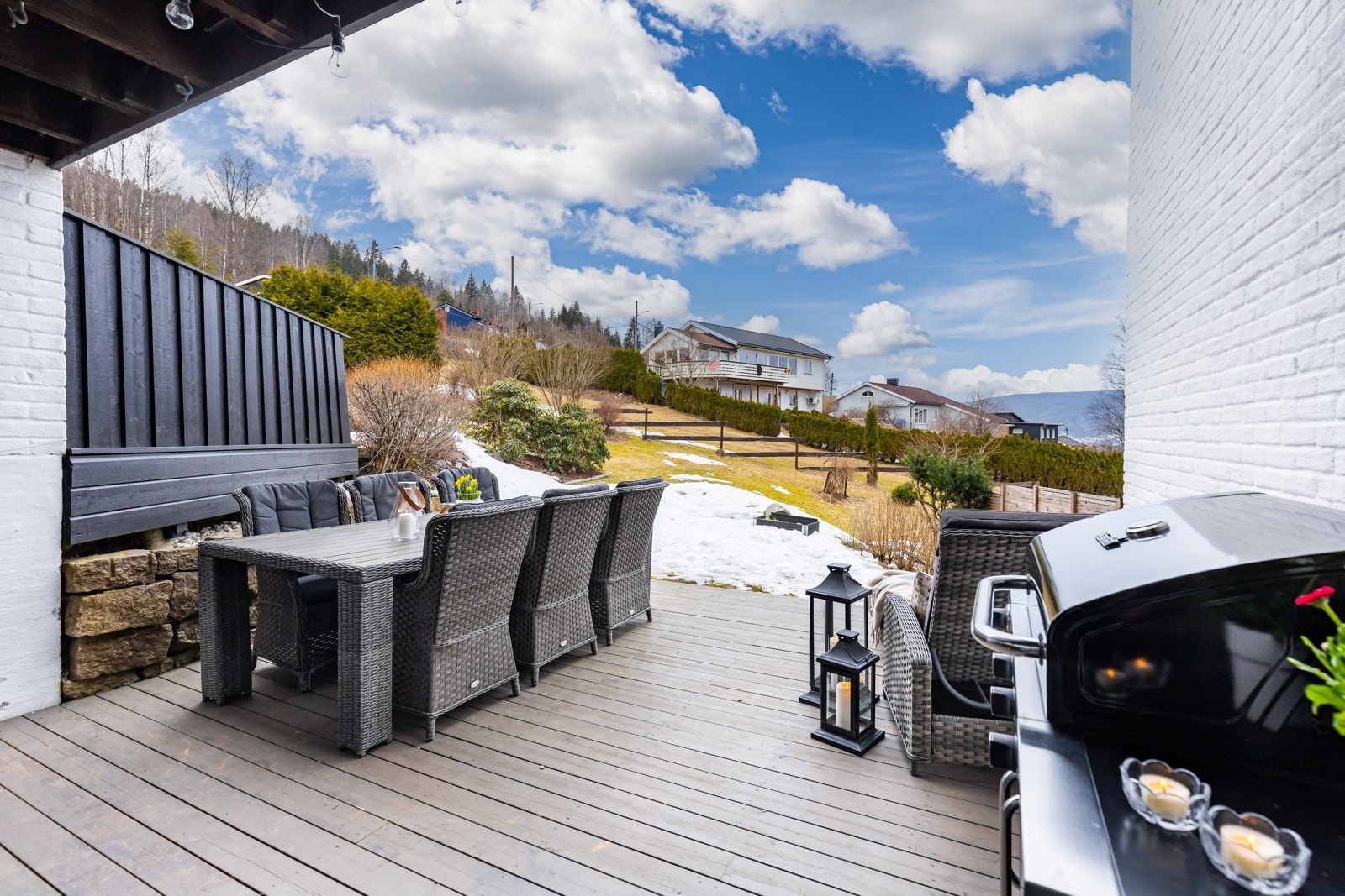 Stuen har utgang til en terrasse på ca. 23 kvm som vender mot vest og er delvis overbygget. Galleribilde