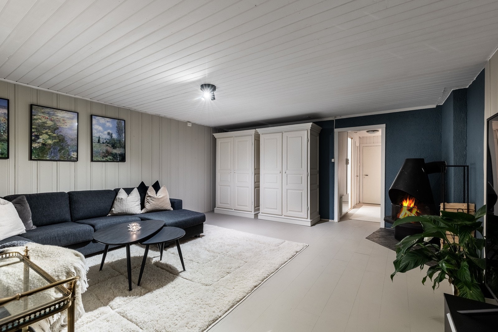 Rommet byr på gode innredningsmuligheter og ekstra oppbevaringsplass. Det er peis i rommet som selger ikke har benyttet. Ytterligere to gode boder/teknisk rom i kjelleretasjen. Galleribilde