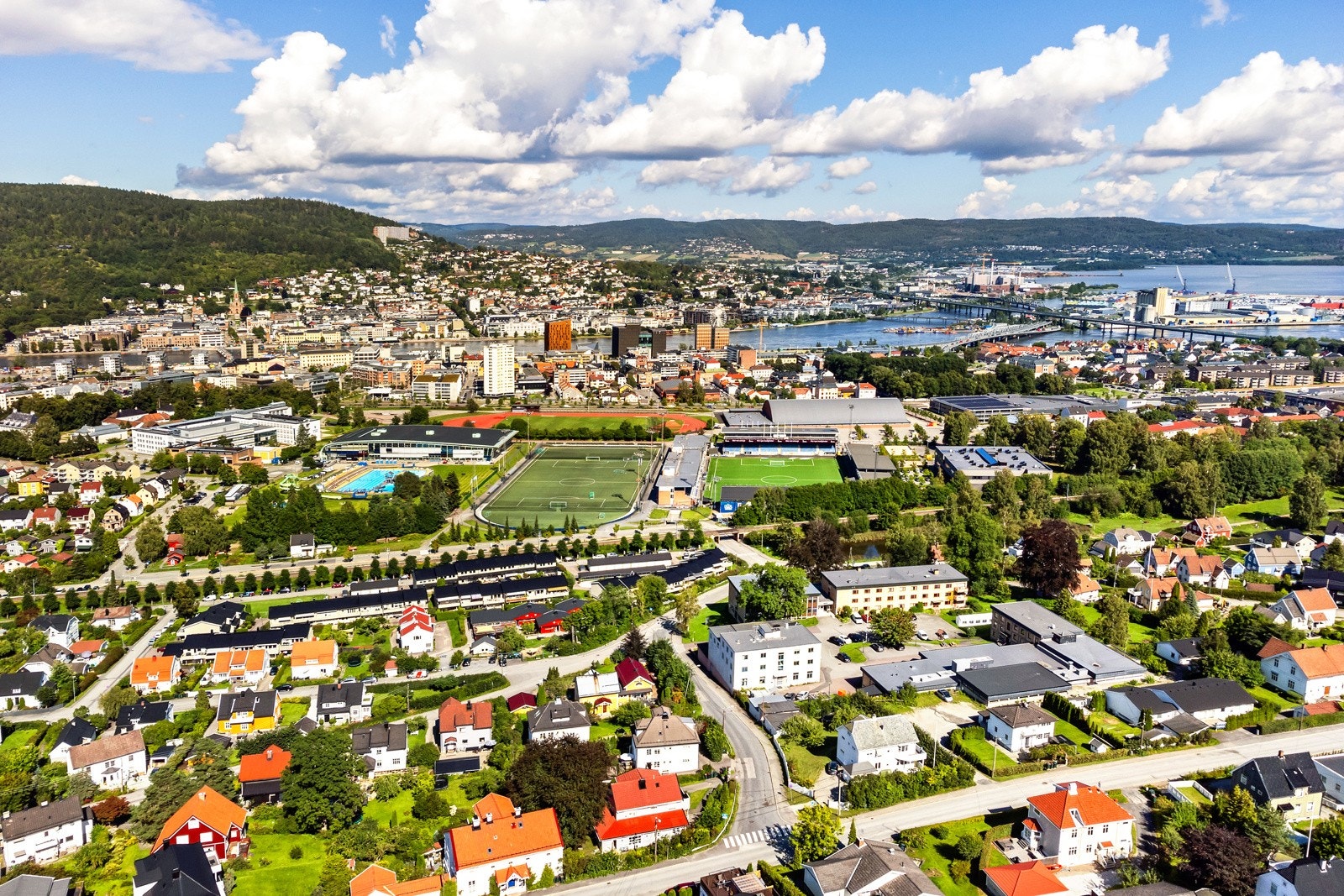 Nærområde byr på flere aktivitetstilbud med bl.a. løpebane, Drammensbadet, fotball/håndballbaner og mye mer! Kort vei til alpin anlegg. Galleribilde