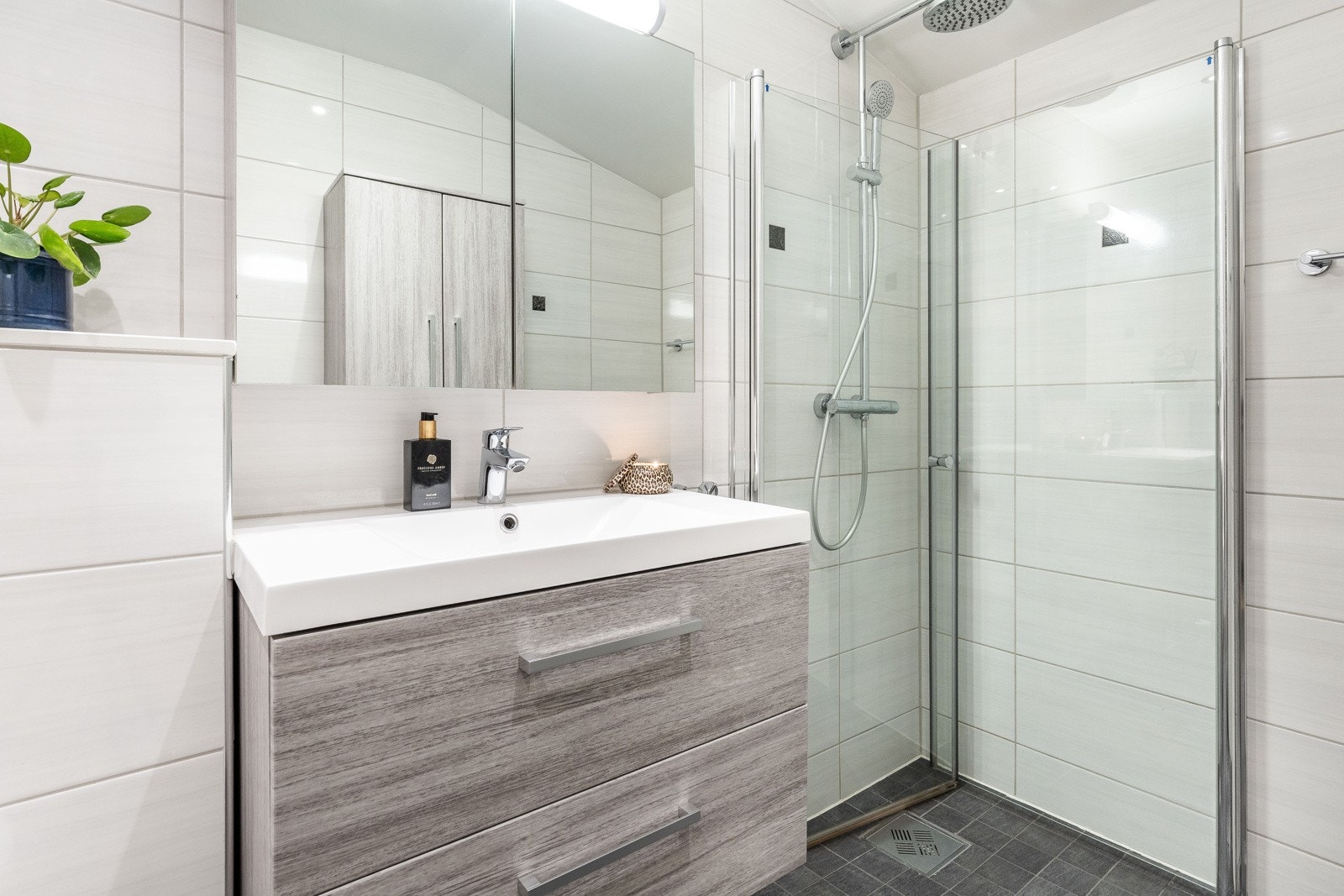 Baderommet er av fin størrelse med tidløs fargepalett på fliser. Galleribilde