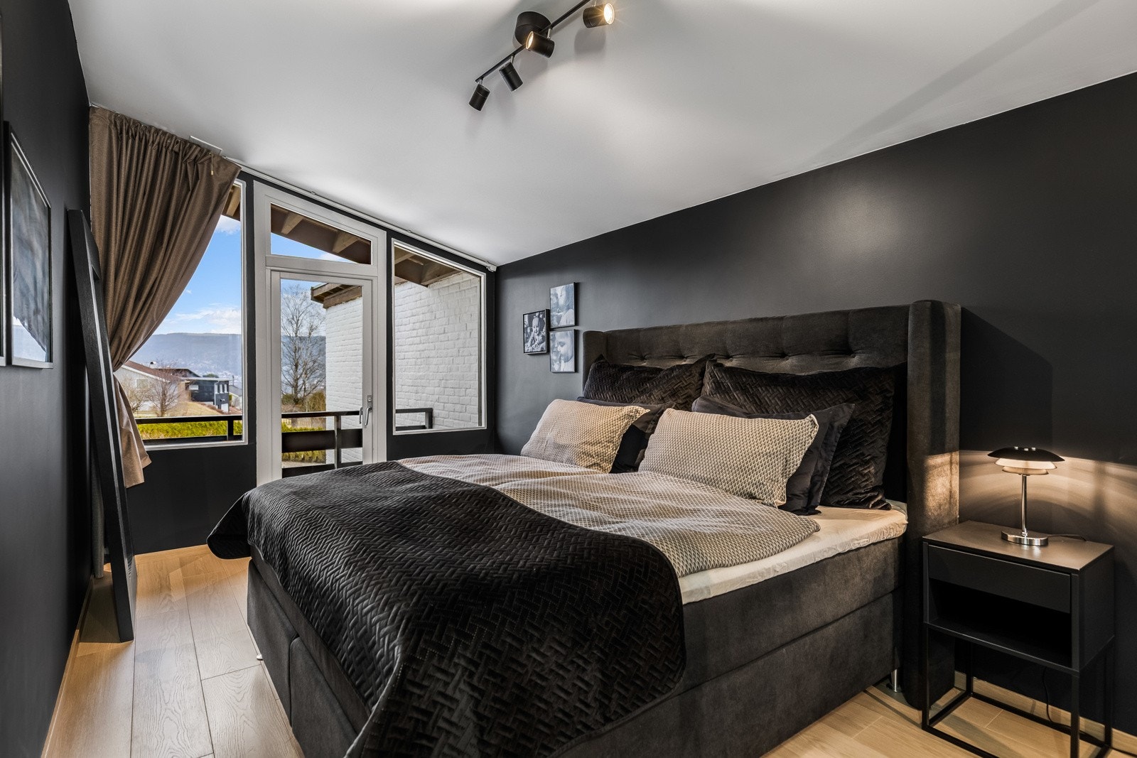 Hovedsoverommet er av god størrelse med plass til dobbelseng og tilhørende nattbord. Utgang til vestvendt balkong. God takhøyde! Galleribilde