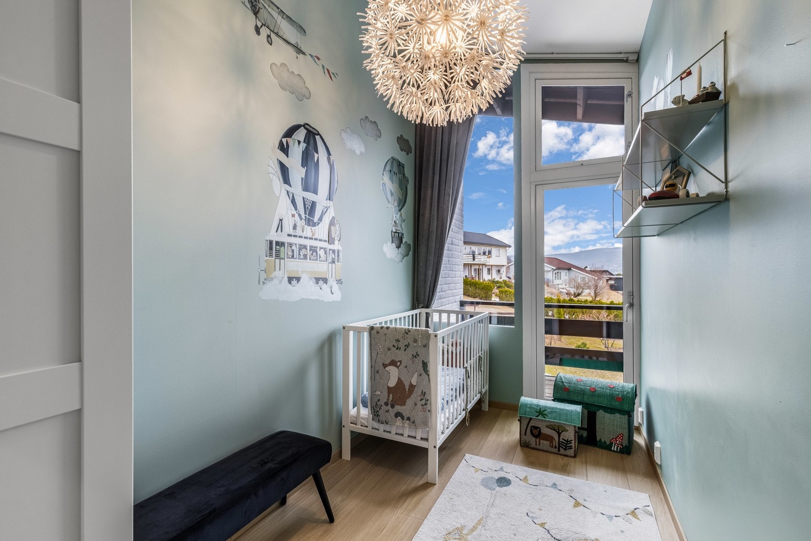 Soverom 2 har god takhøyde (over 3 meter) med utgang til balkong. Galleribilde