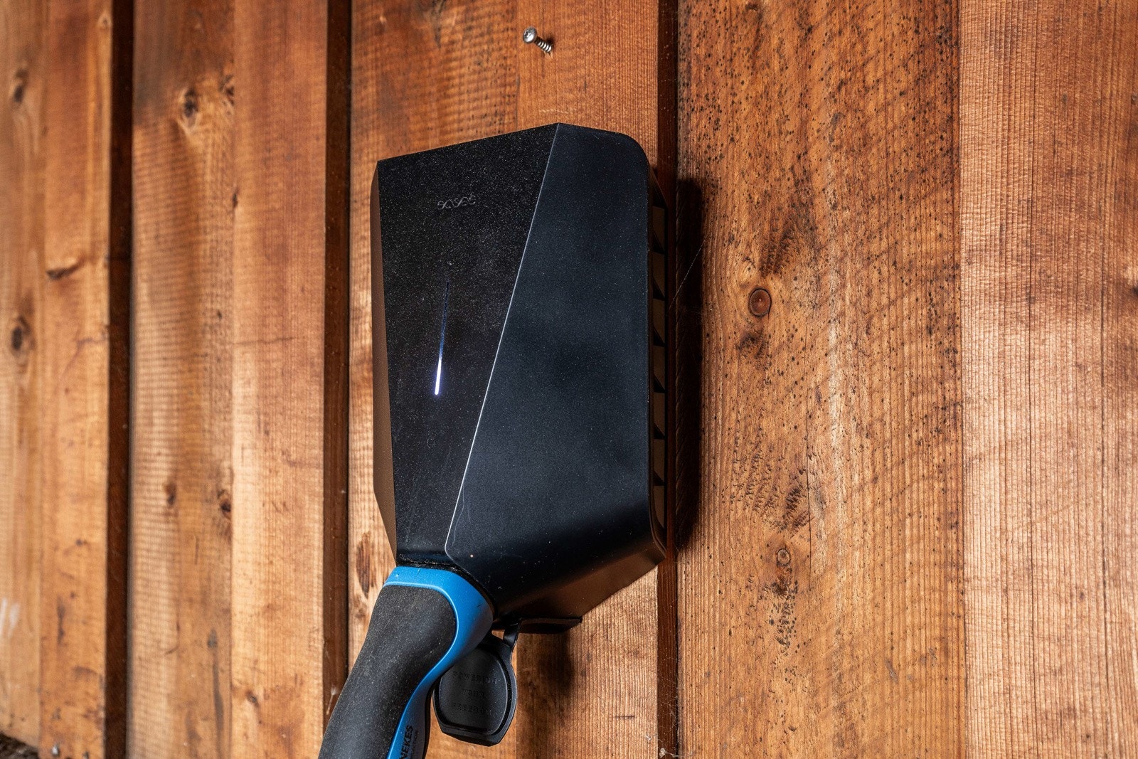 Det er installert elbil lader i garasjen. Galleribilde