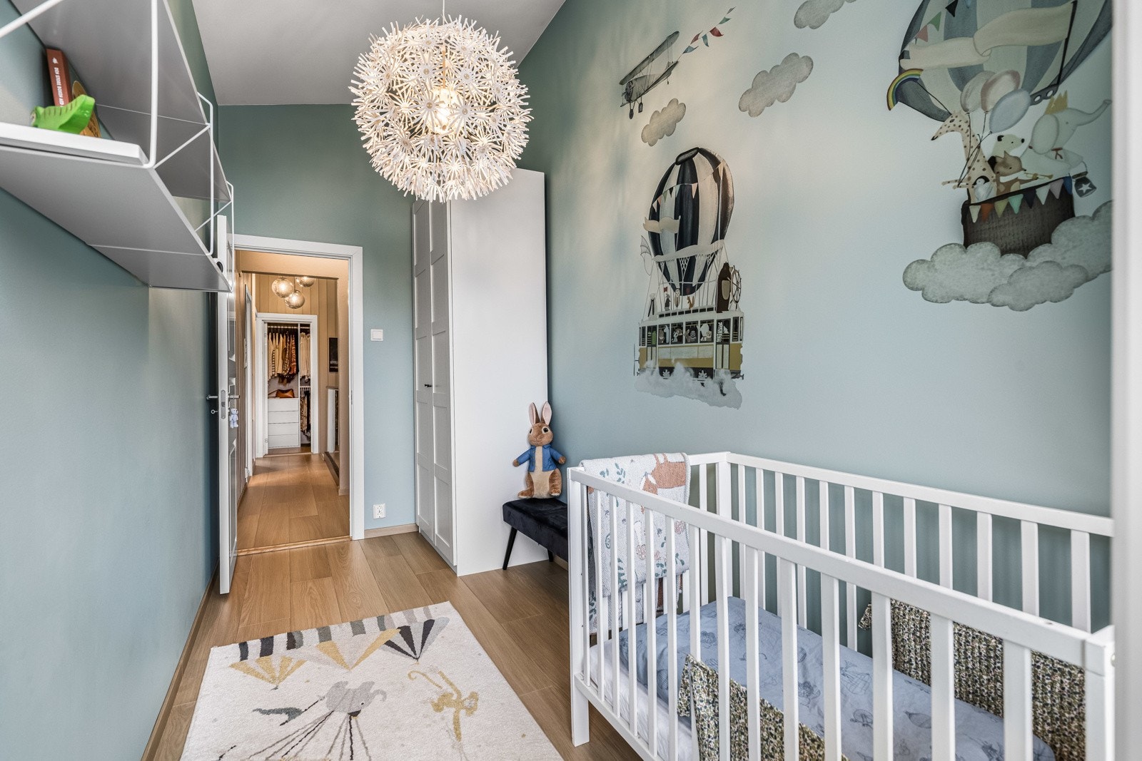 Her er det plass til seng, skrivepult og garderobeløsning. Galleribilde