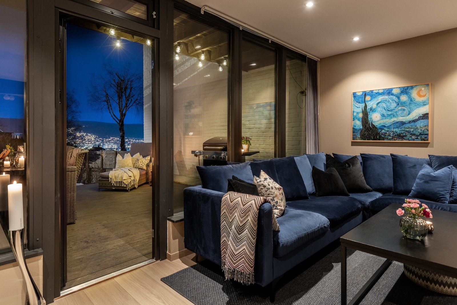 Fra stuen er det utgang til solrik, vestvendt terrasse. Galleribilde