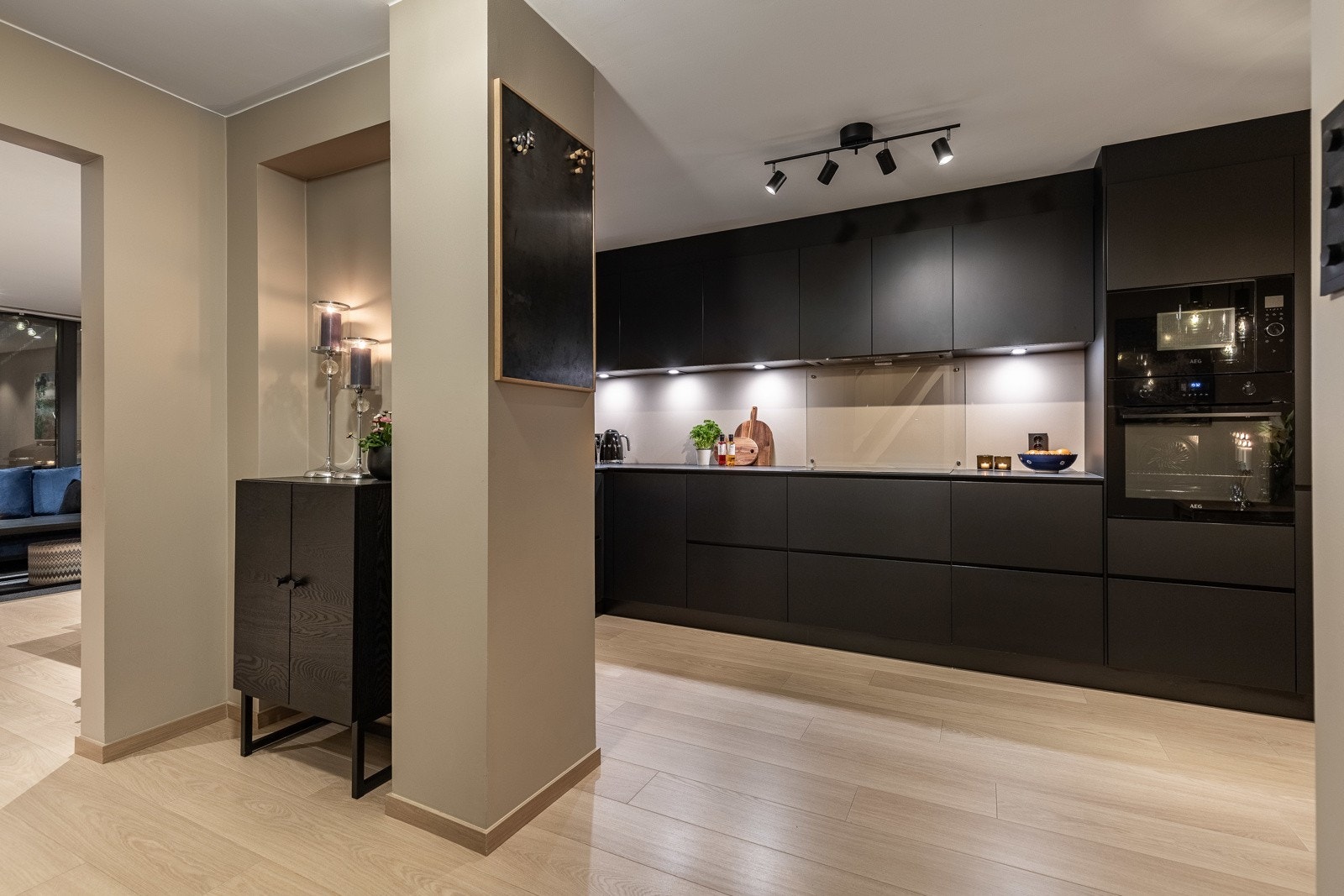 Flott kjøkken fra 2022 med matt, sort utførelse og integrerte hvitevarer. Galleribilde