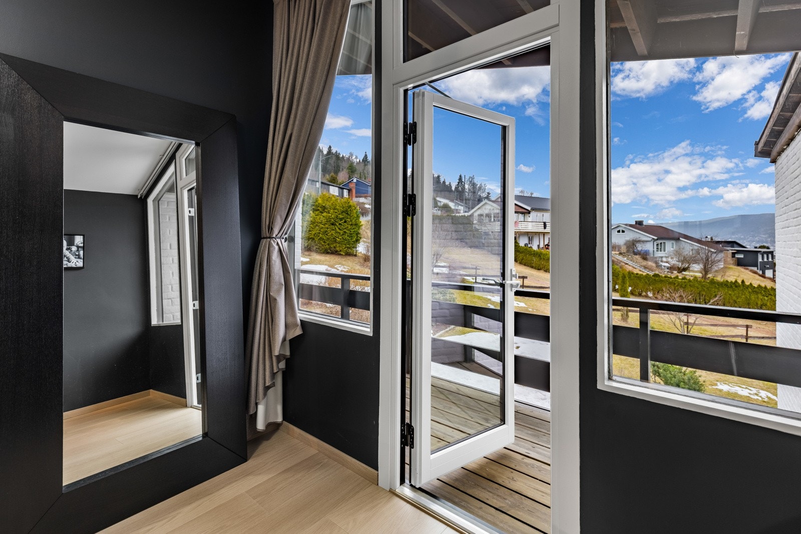 Store vinduer sørger for rikt, naturlig lysinnslipp. Galleribilde