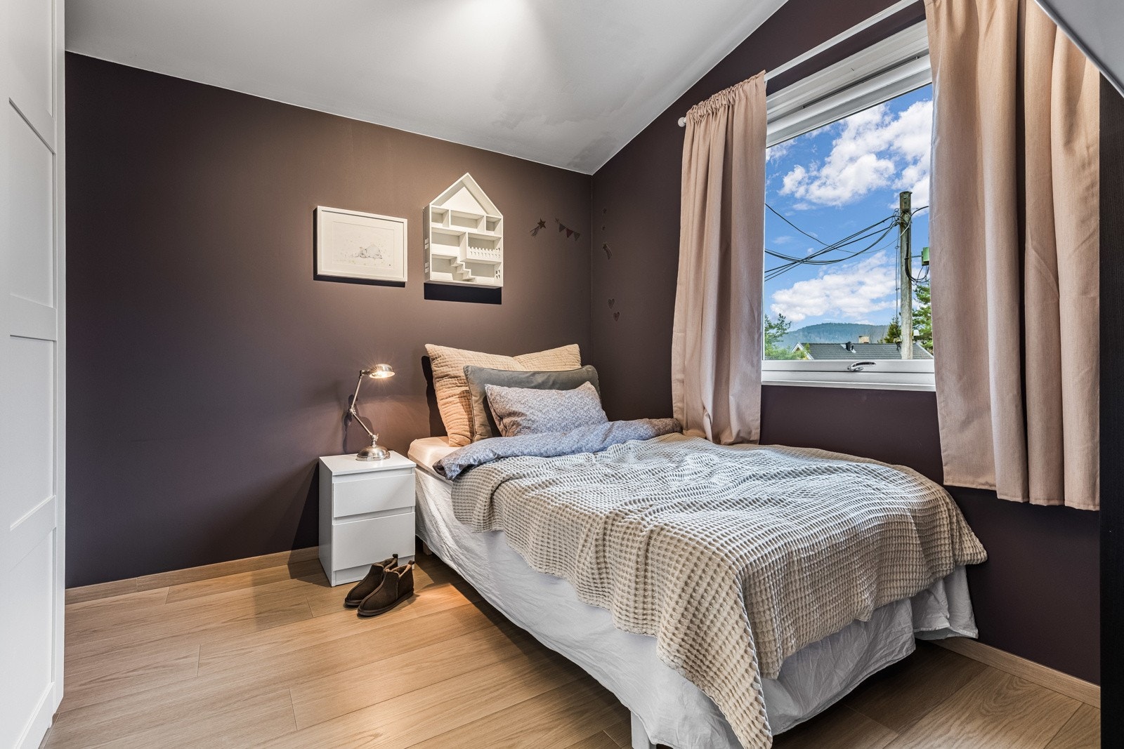 Soverom 3 vender mot øst og er av fin størrelse. Galleribilde