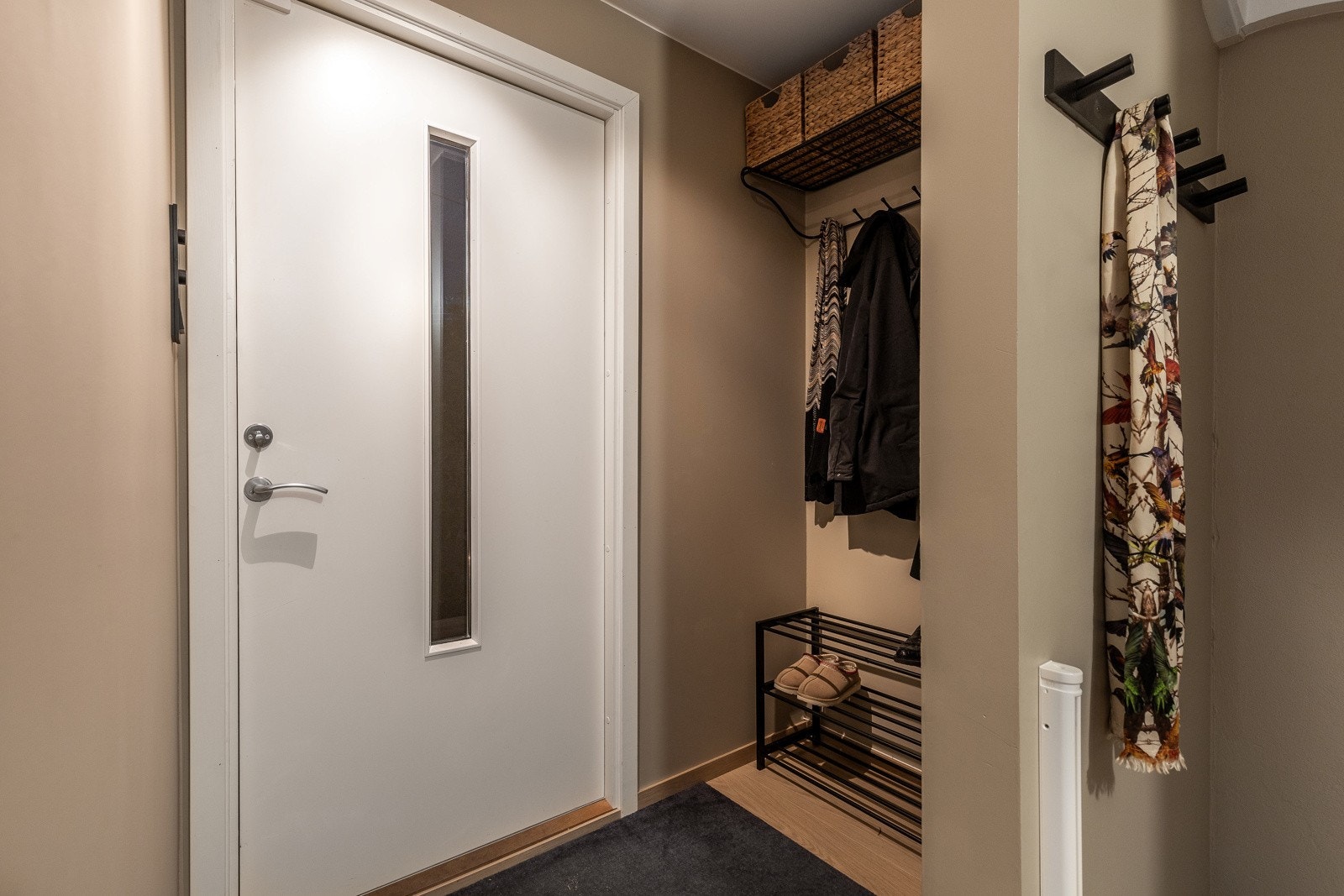 I en nisje ved inngangsdøren er det en perfekt plass for hattehylle, knaggrekke og skohylle. Galleribilde